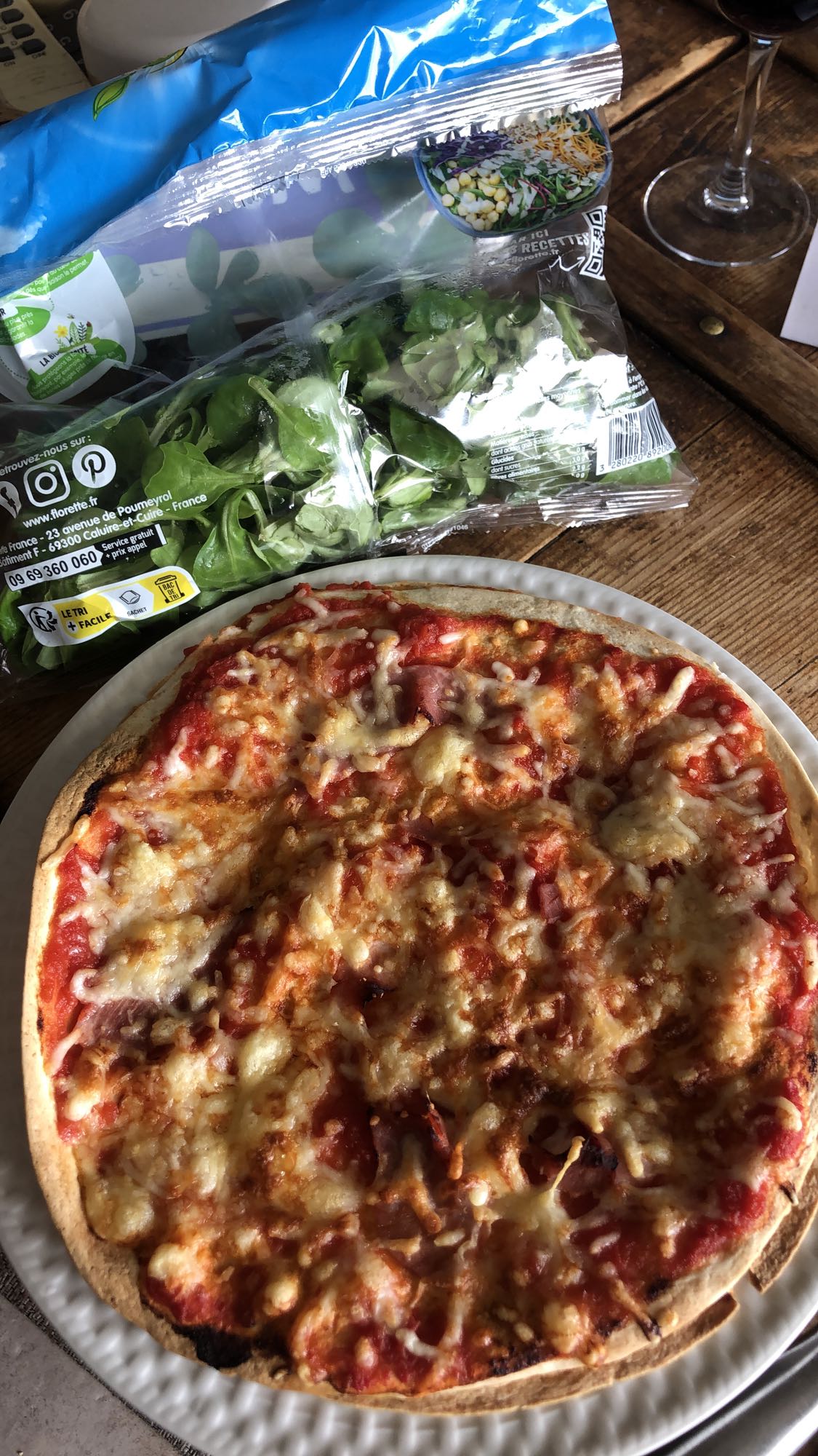 Pizza fromage et salade