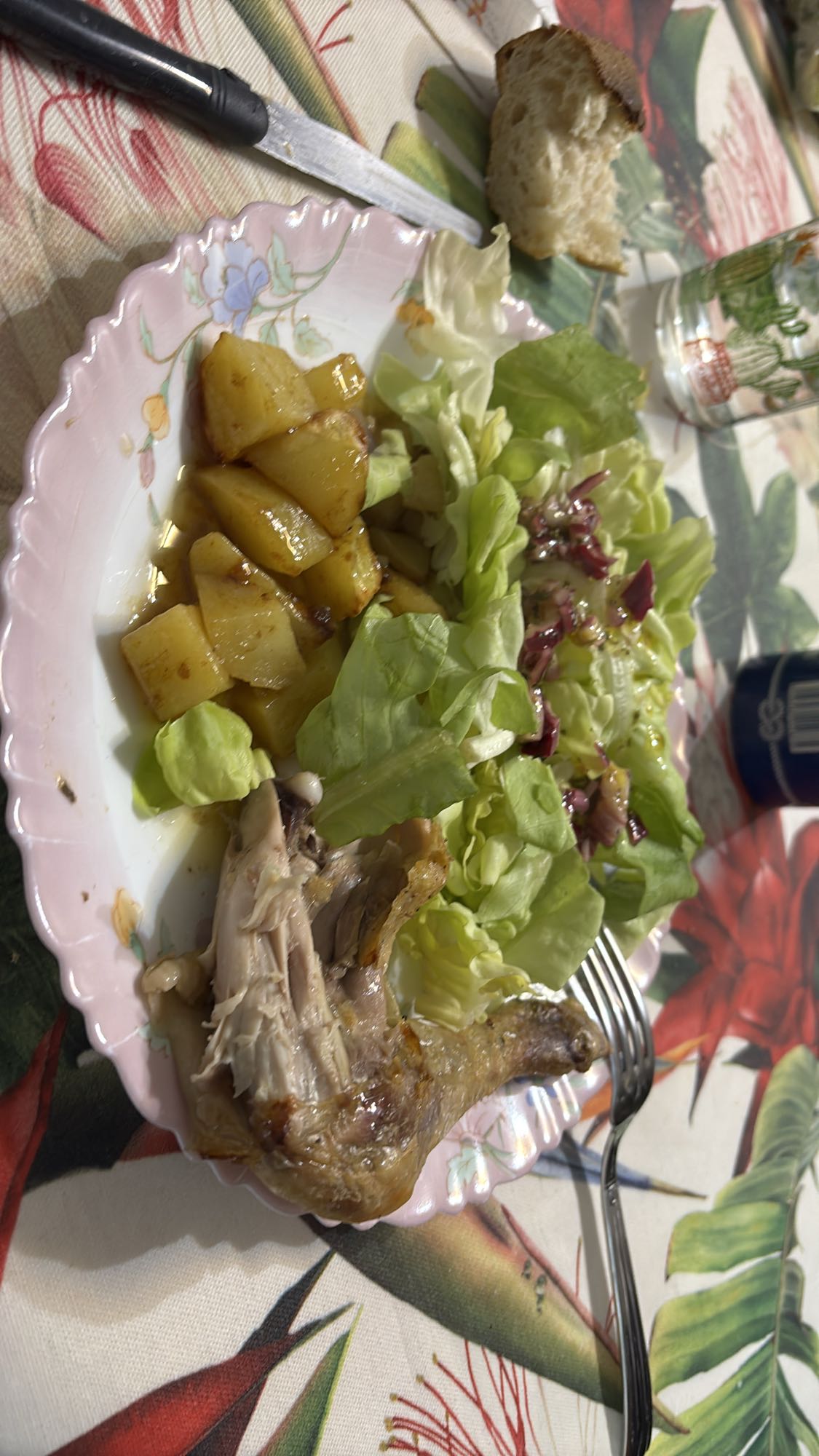 Poulet, pommes, salade