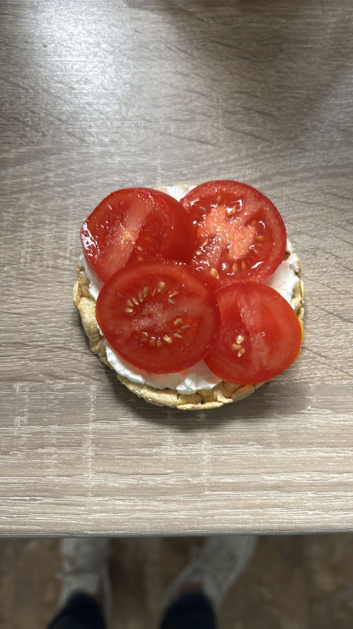 Reiswaffel mit Tomate