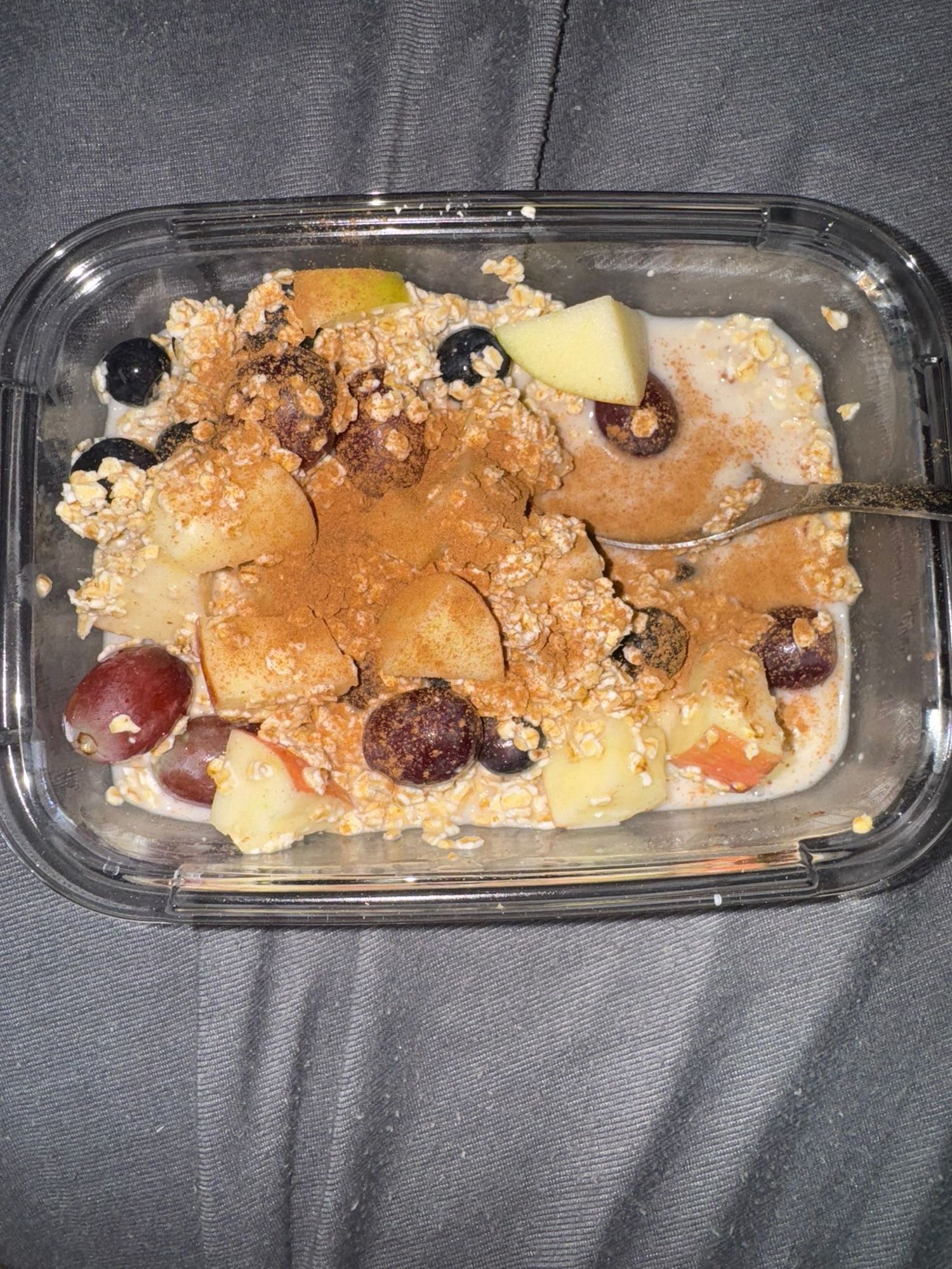 Haferflocken mit Früchten und Zimt