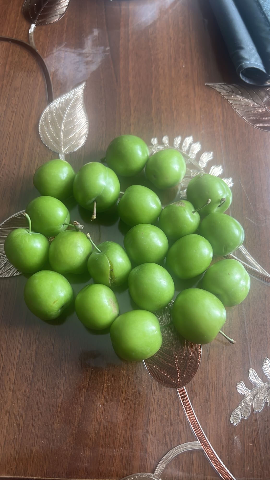 Тарелка зелёной алычи