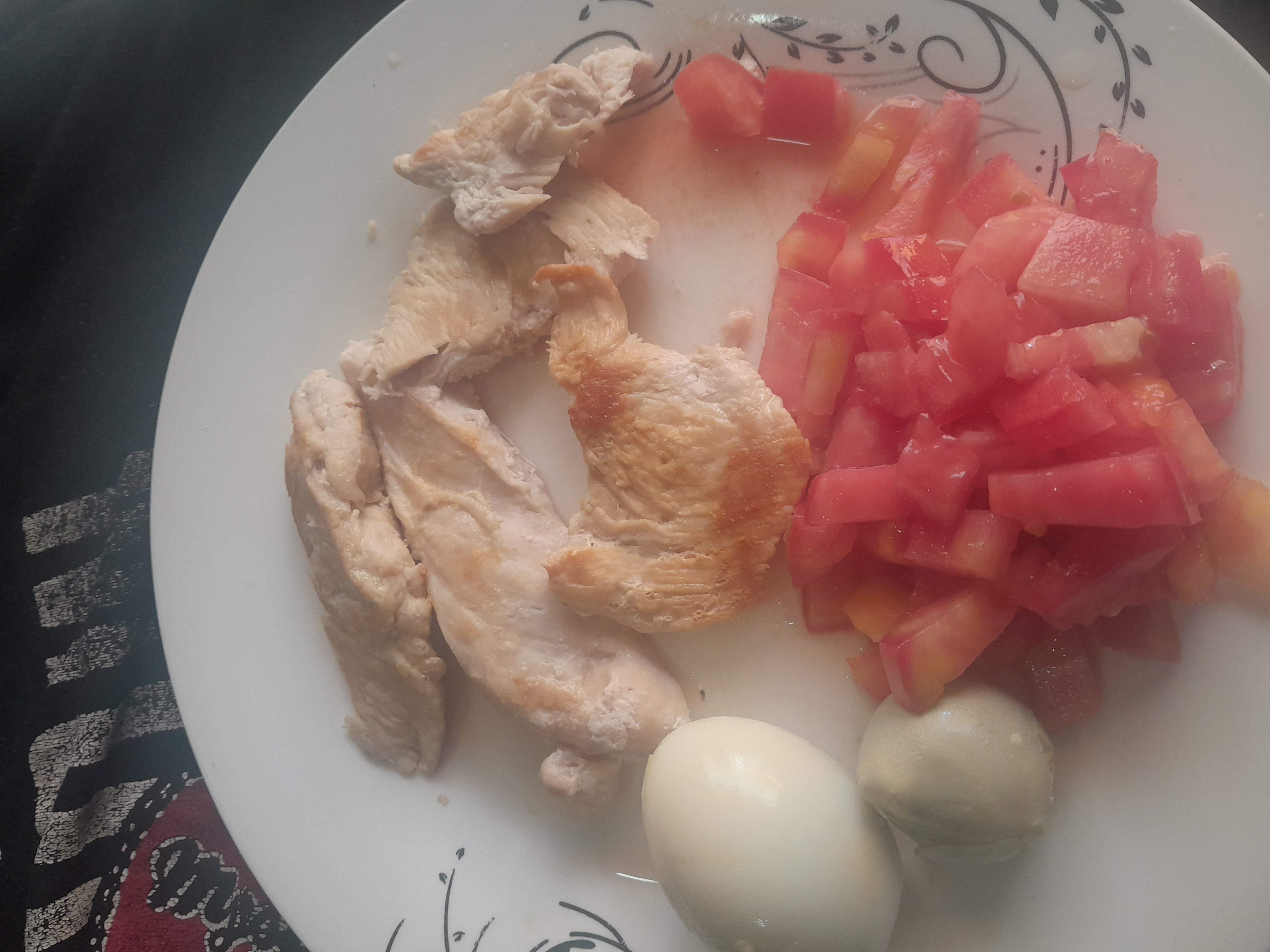Pollo, huevo y tomate