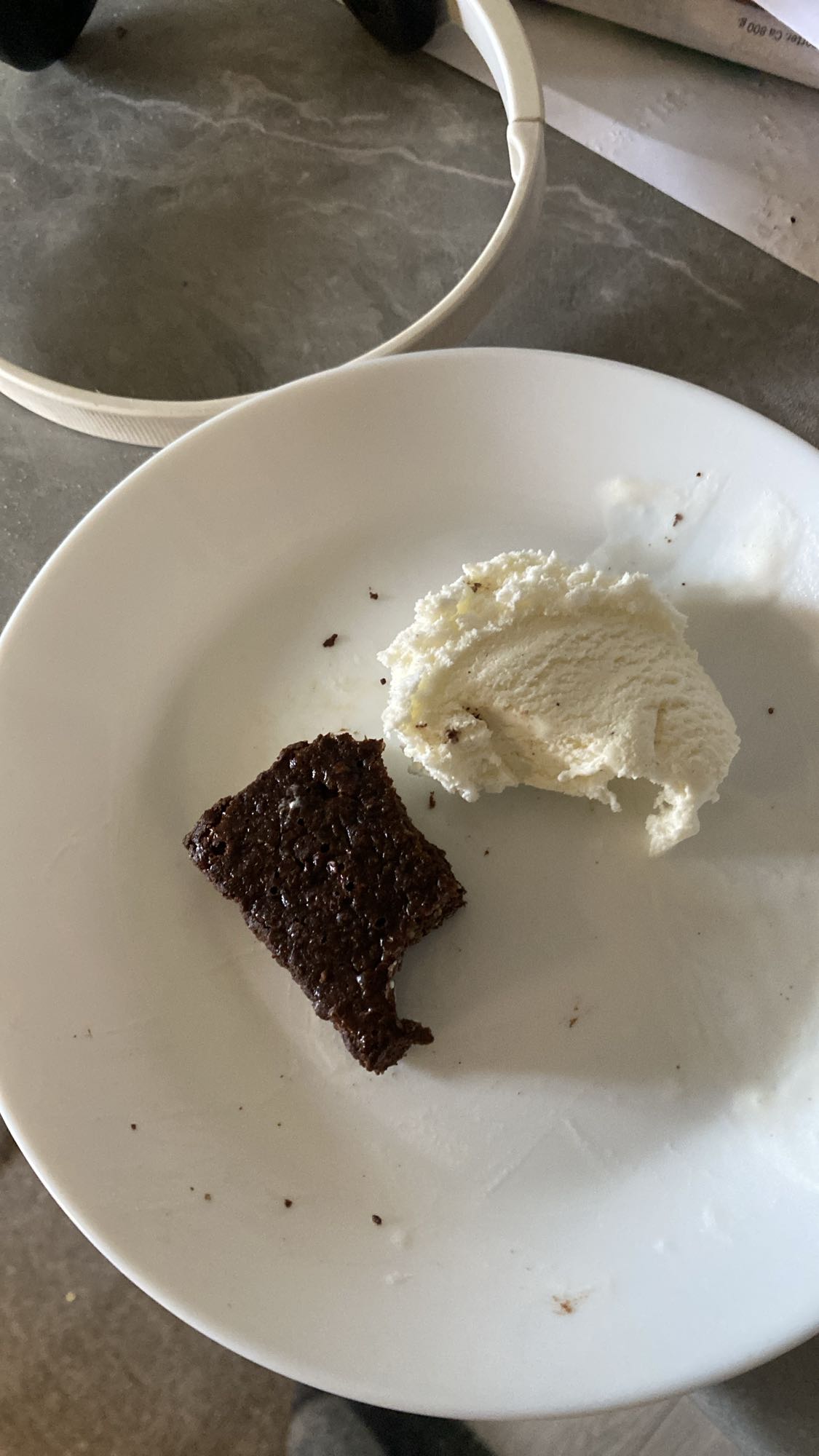 Sockerfri proteinbrownie med vaniljglass