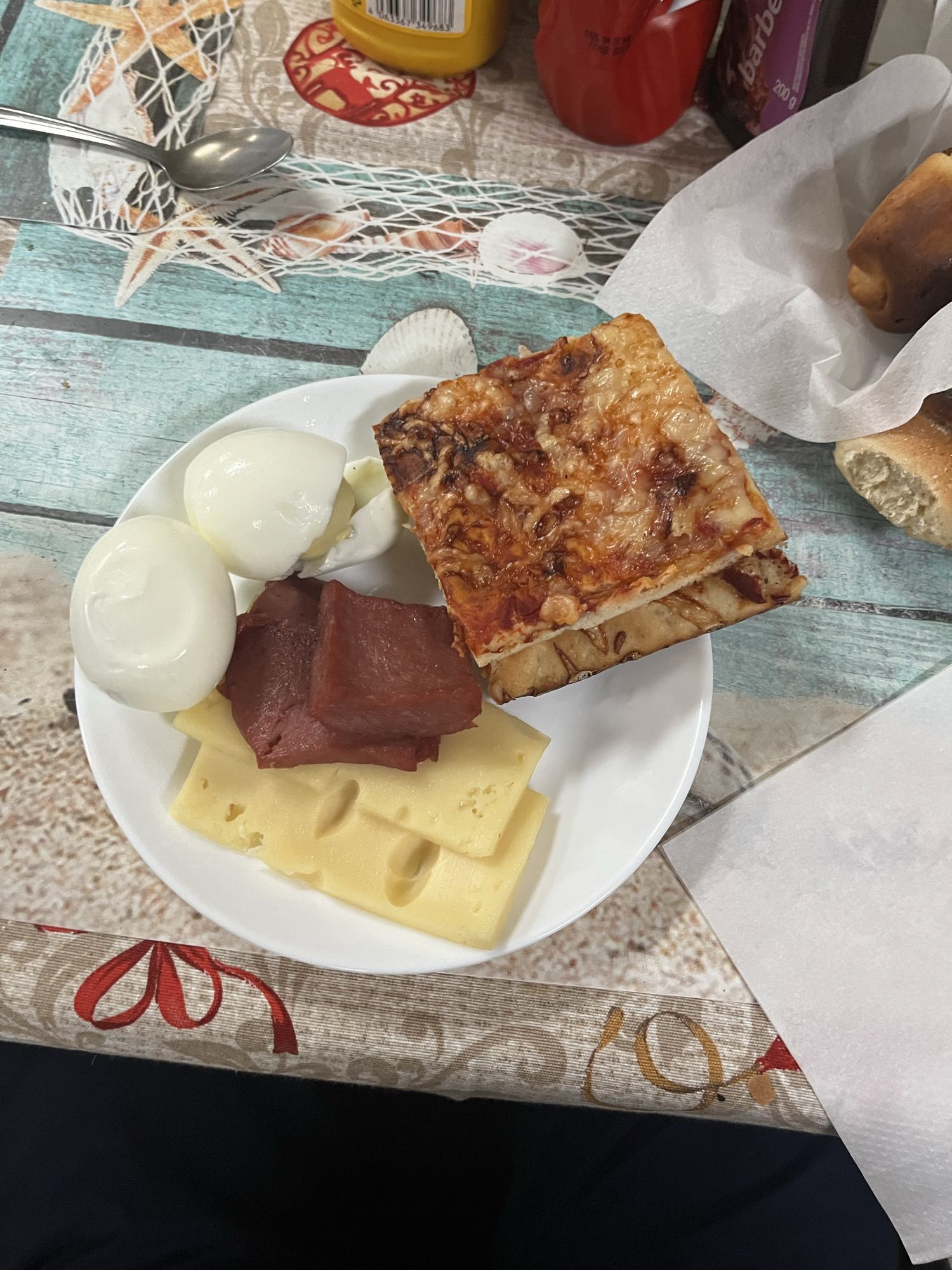 Завтрак с пиццей и яйцами