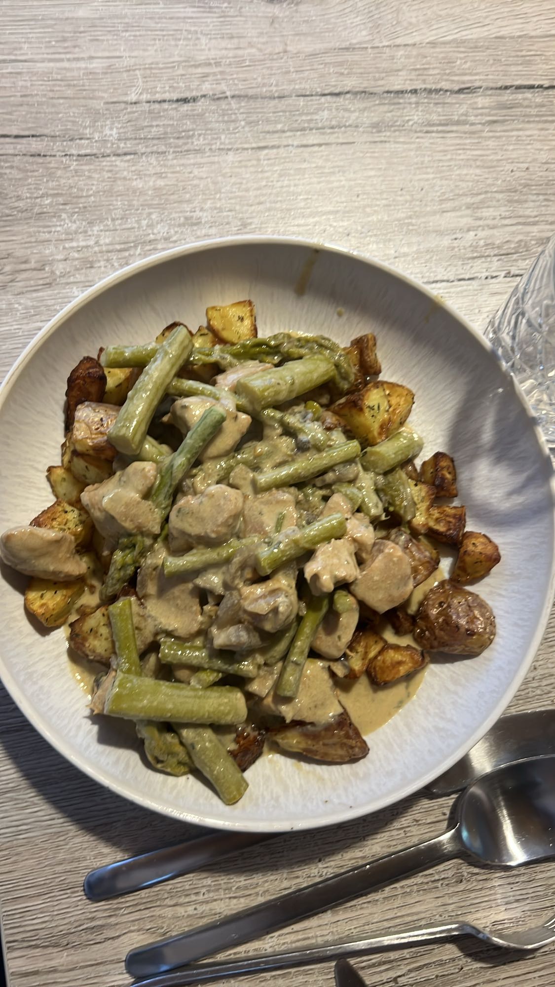Kip met asperges en aardappelen