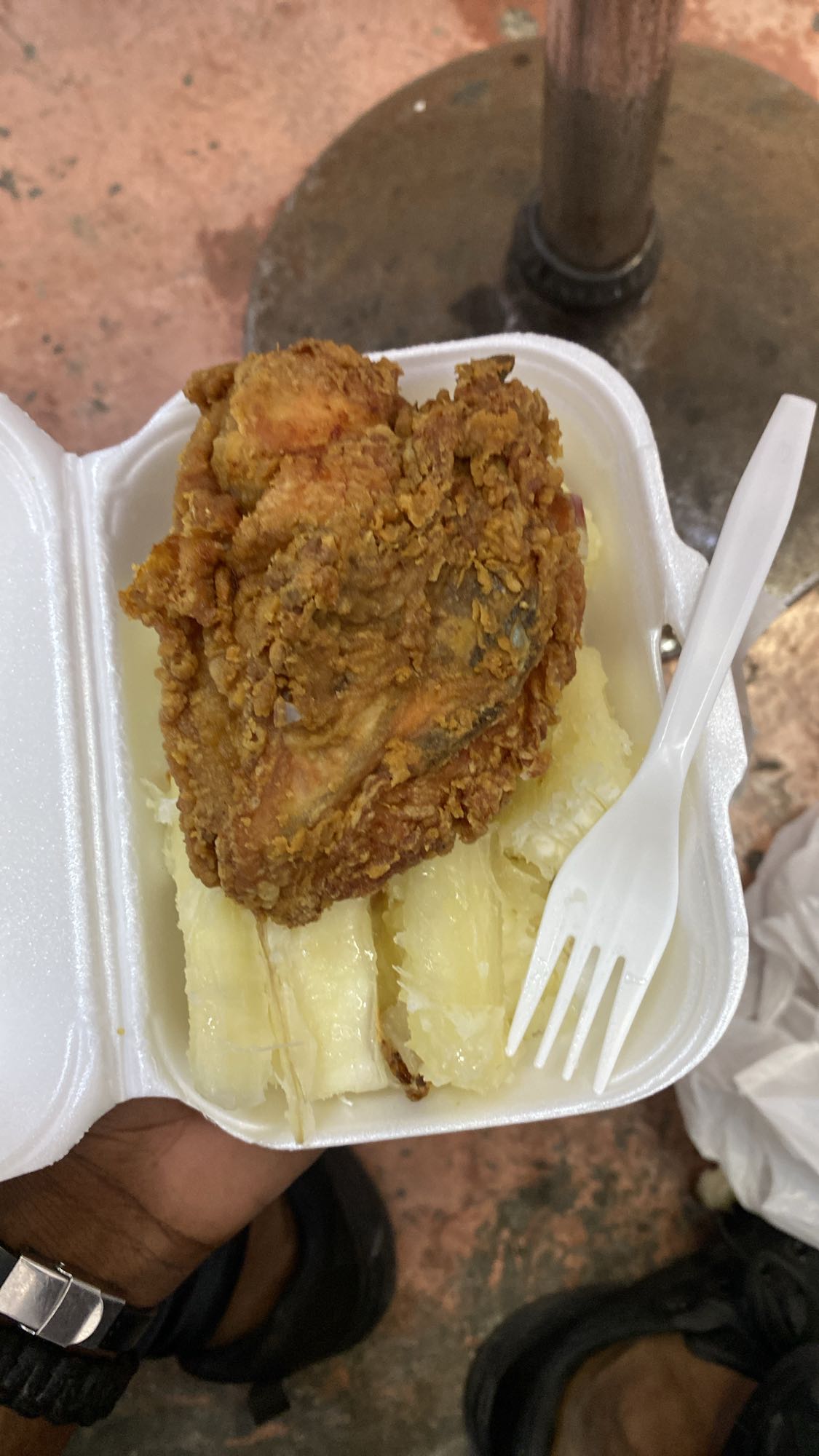 Pollo frito con yuca