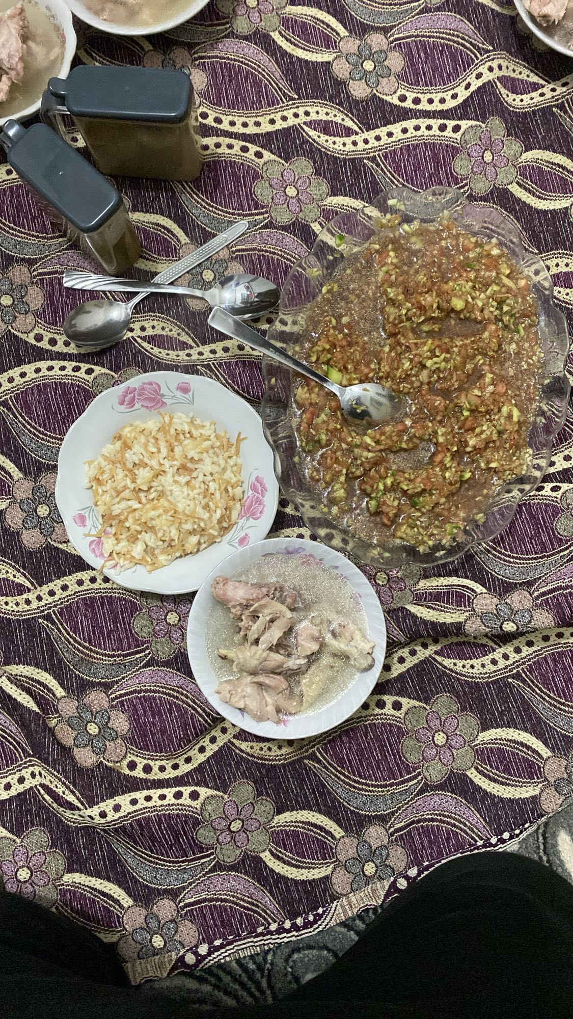 Tavuklu pilav ve salata