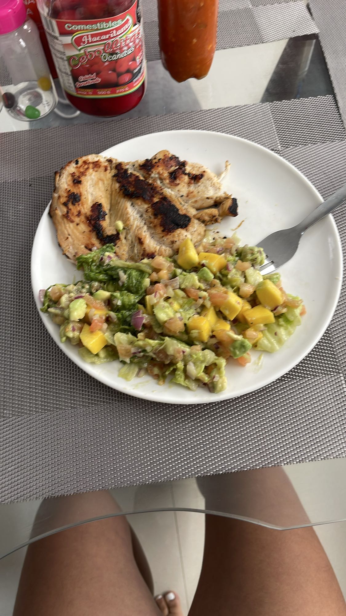 Pollo a la plancha y ensalada