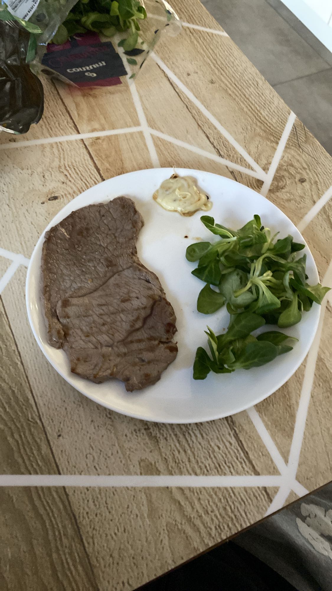 Carne con ensalada y mayonesa