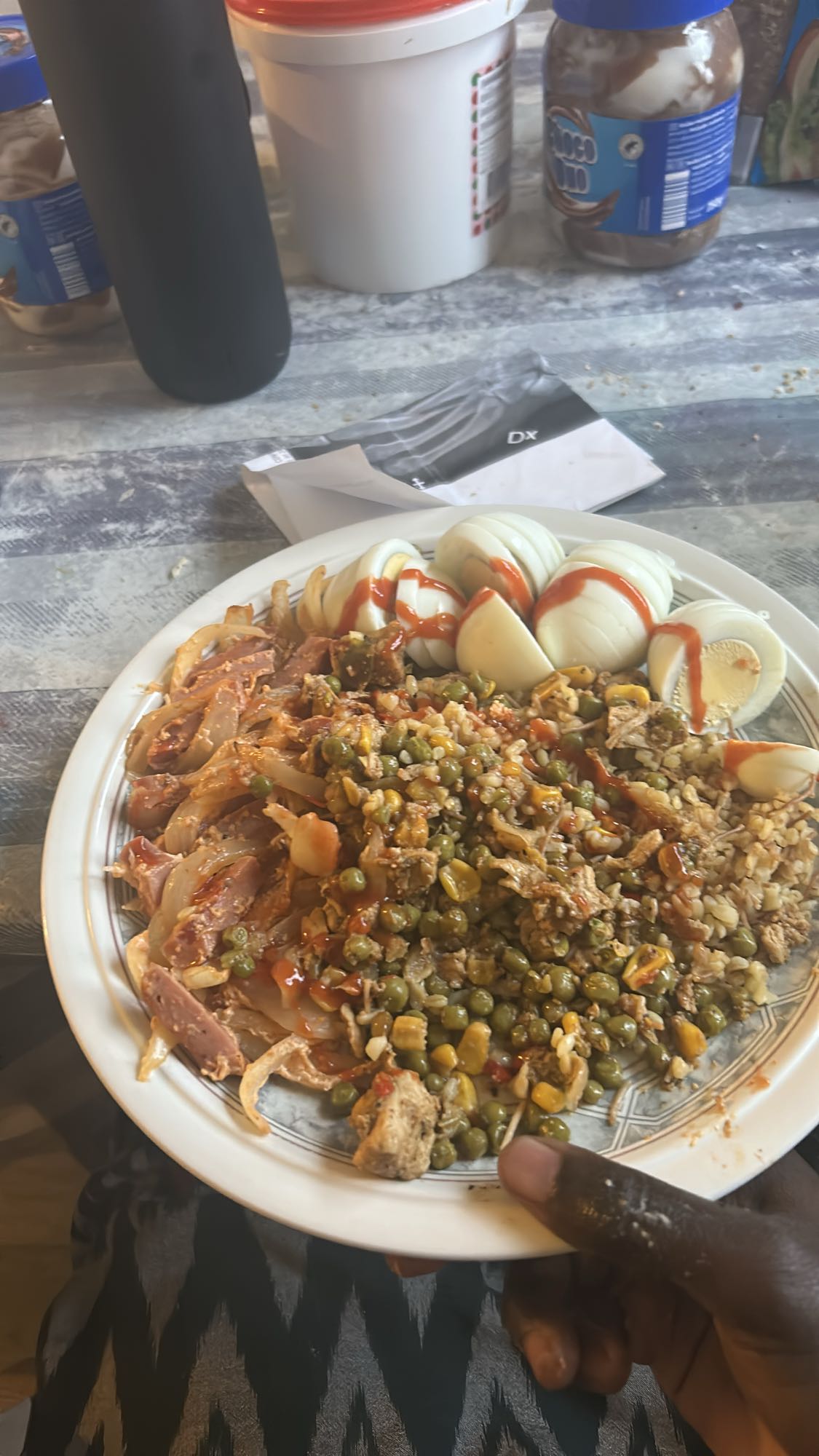 Ägg, ris och grönsaker tallrik