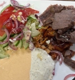 Talerz kebab z sosem