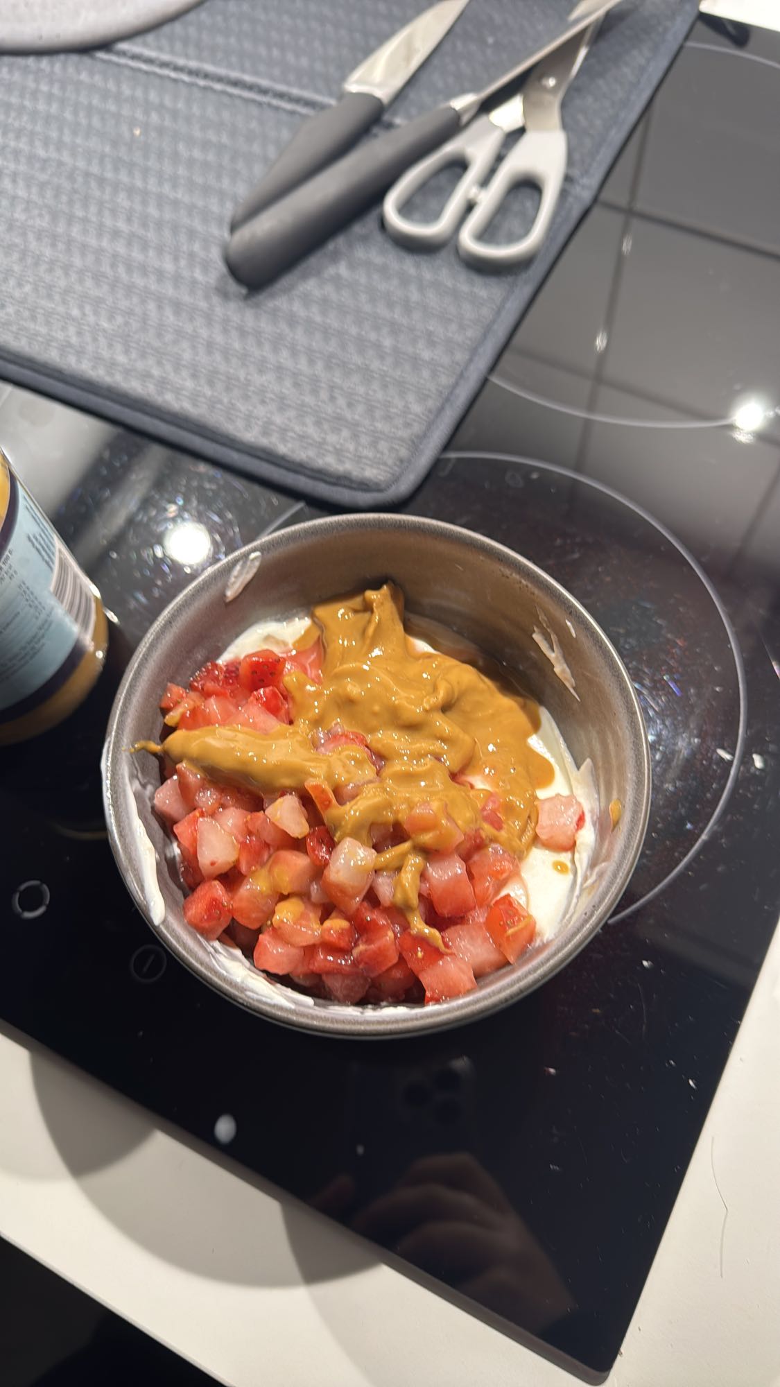 Jordgubbsyoghurt med jordnötssmör