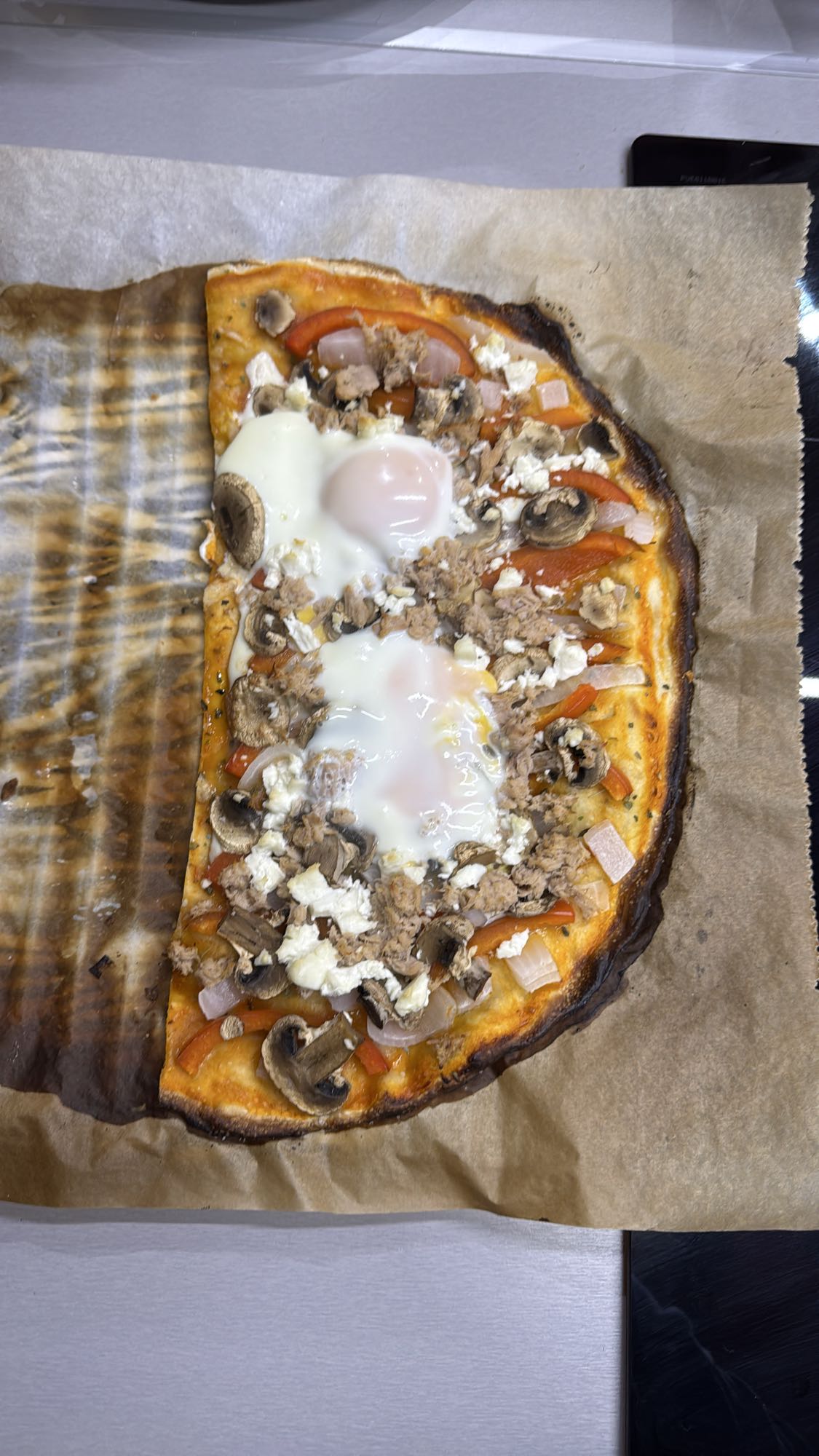 Pizza con huevo y atún al natural