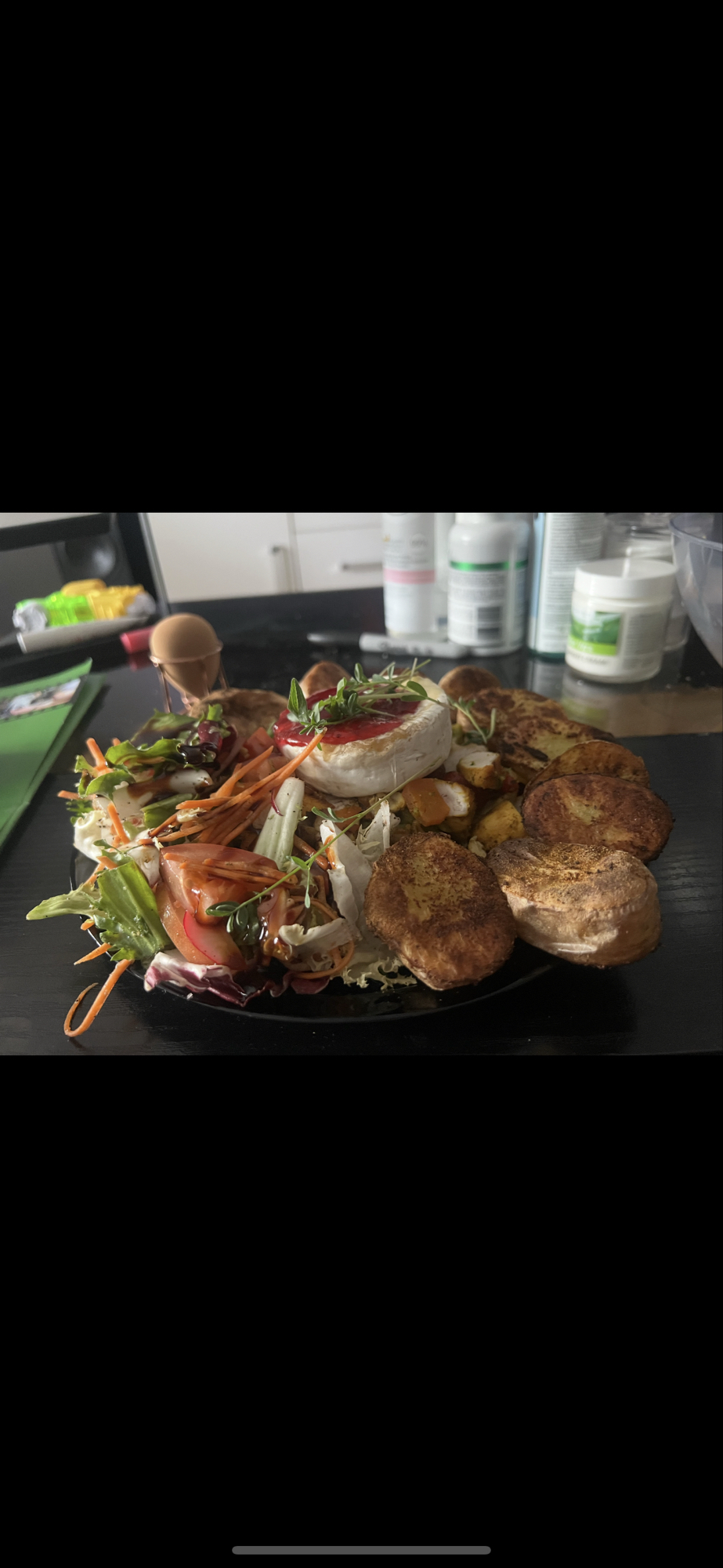 Sałatka z camembertem i kurczakiem