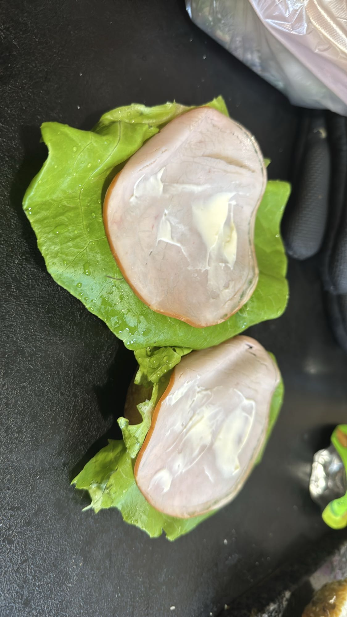 Bułka z ziarnem z sałatą i szynką