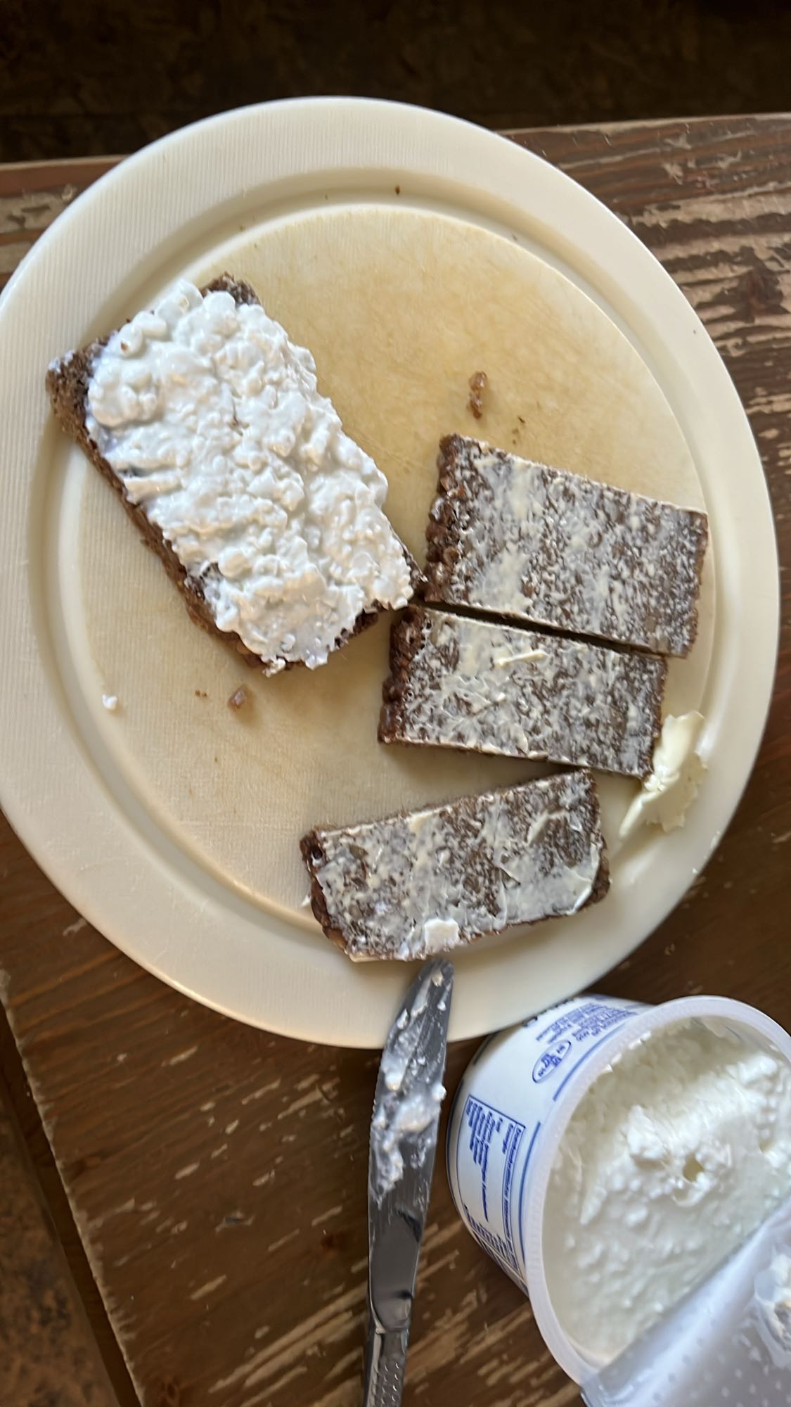 Sonnenkernbrot mit Hüttenkäse