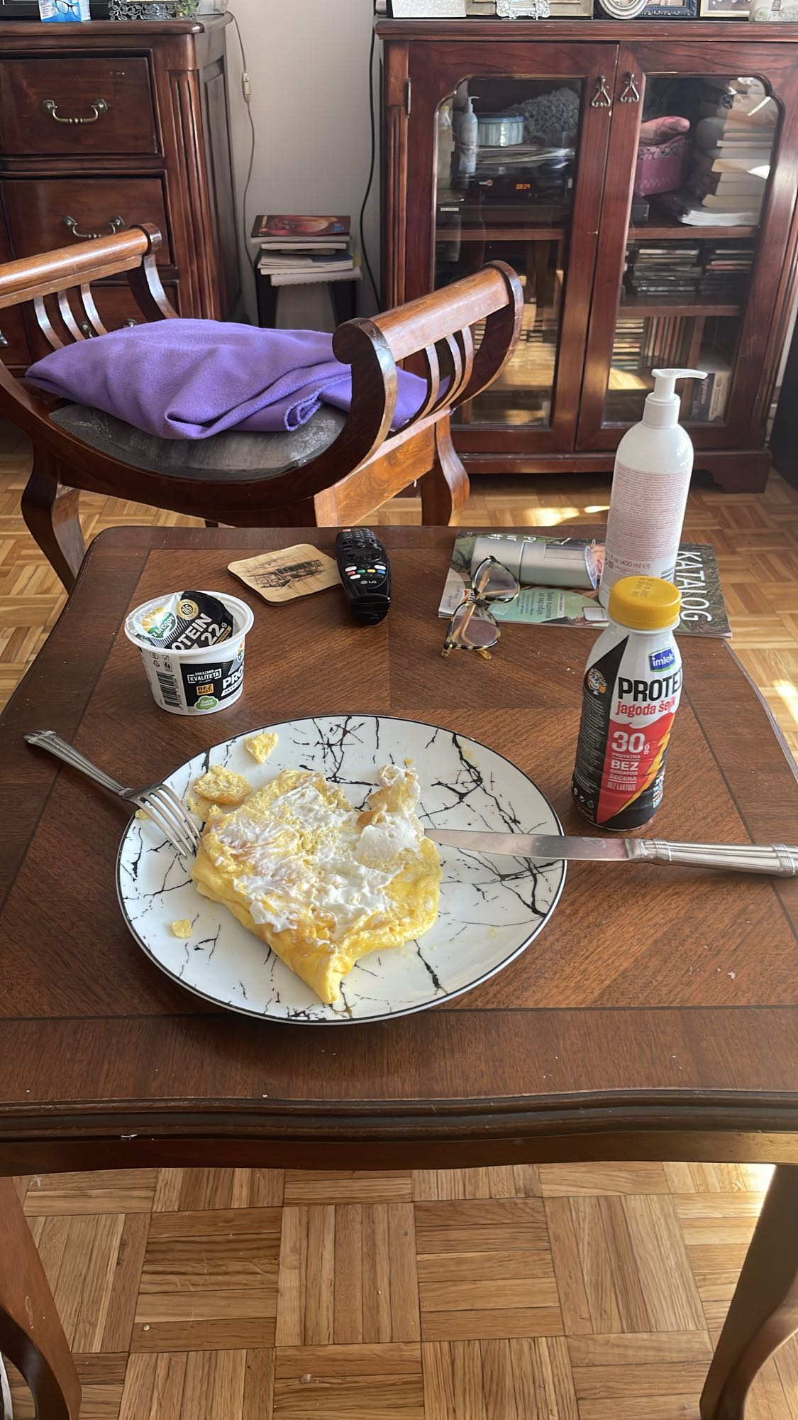 Egg omelette with yogurt and shake