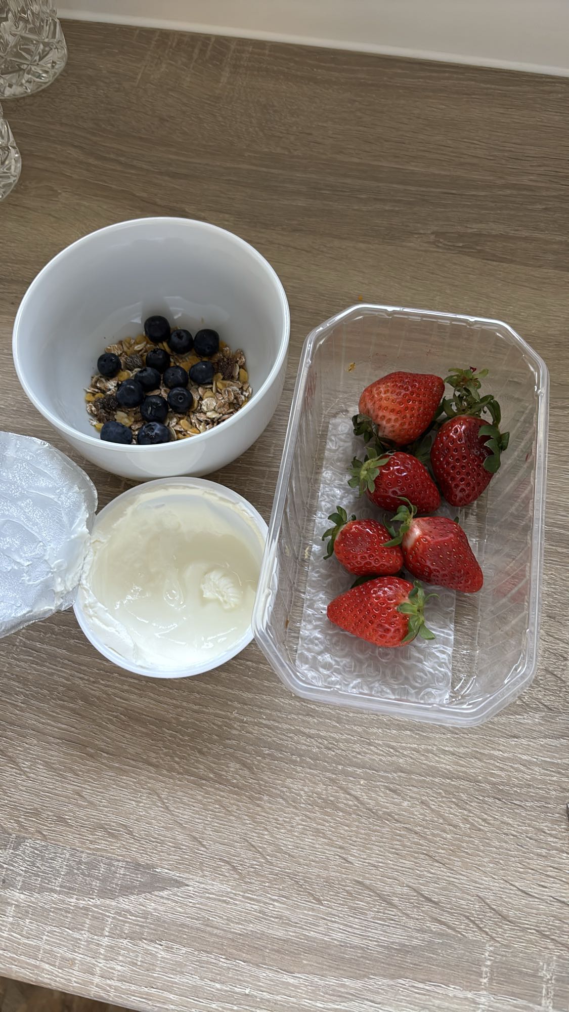 Yogur con frutas y granola