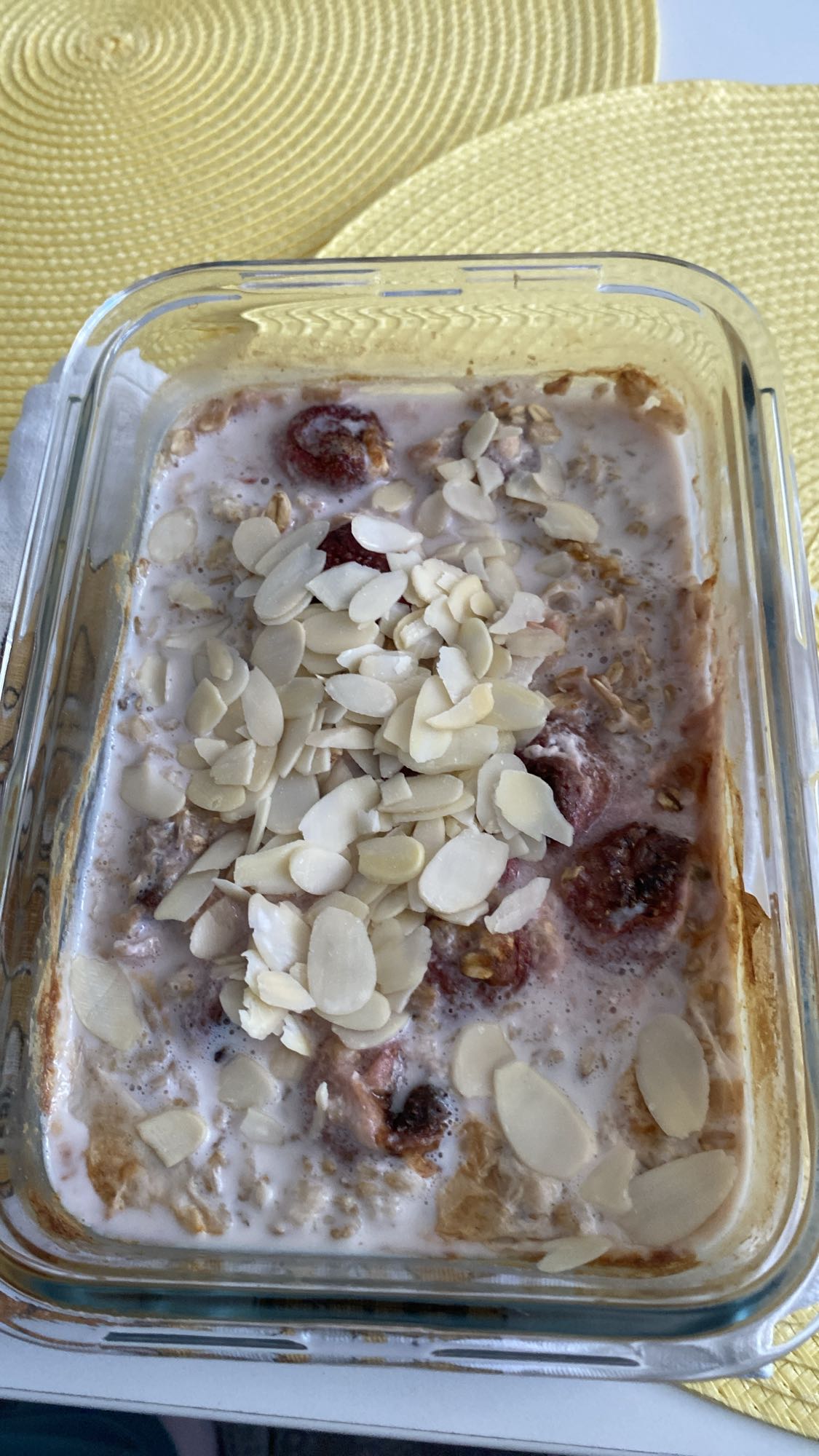 Owsianka z owocami i migdałami