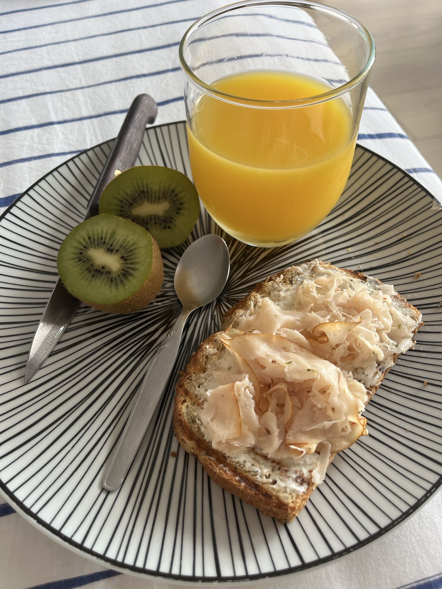 Desayuno con jugo y pan