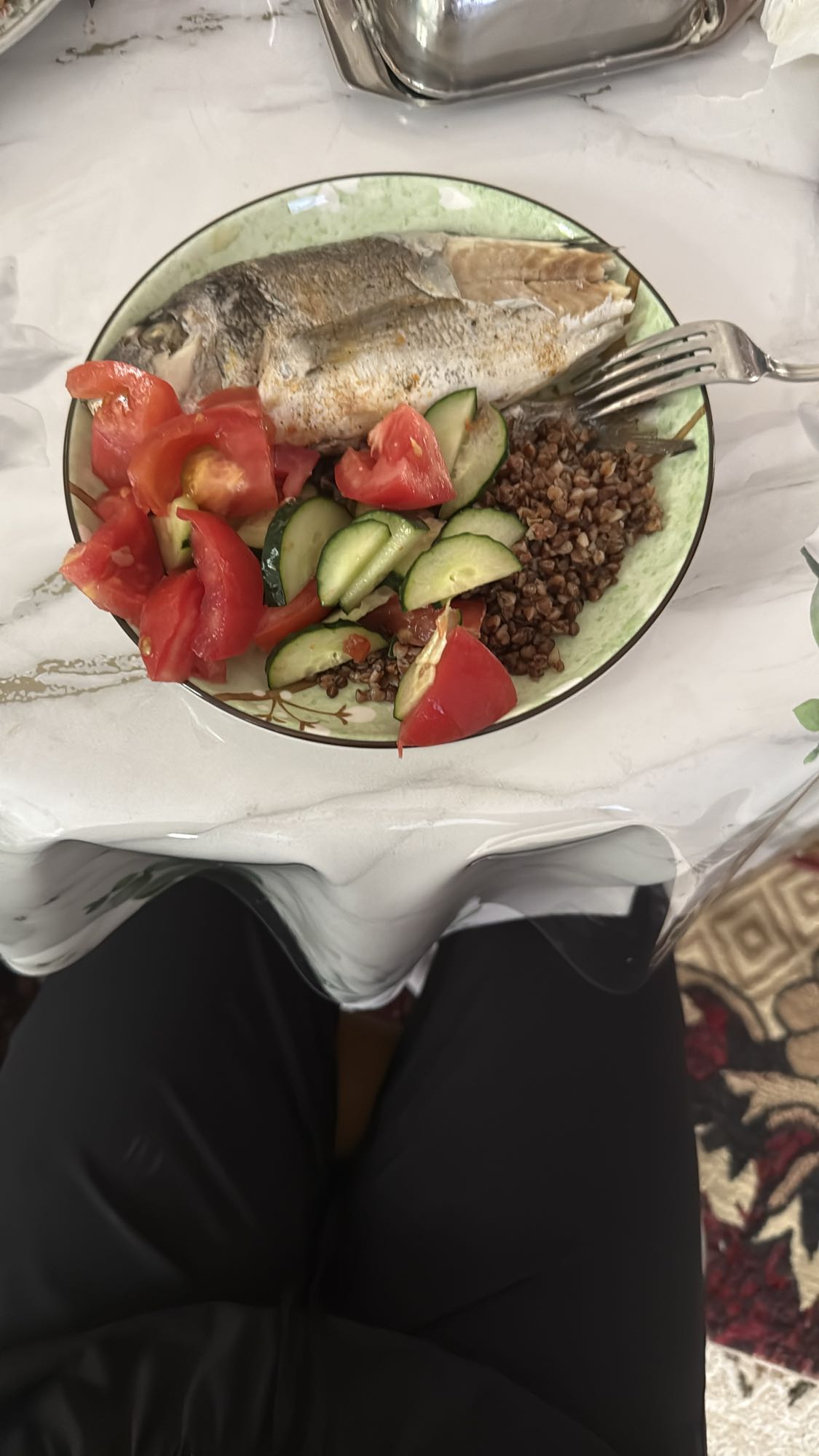 Рыба с гречкой и салатом