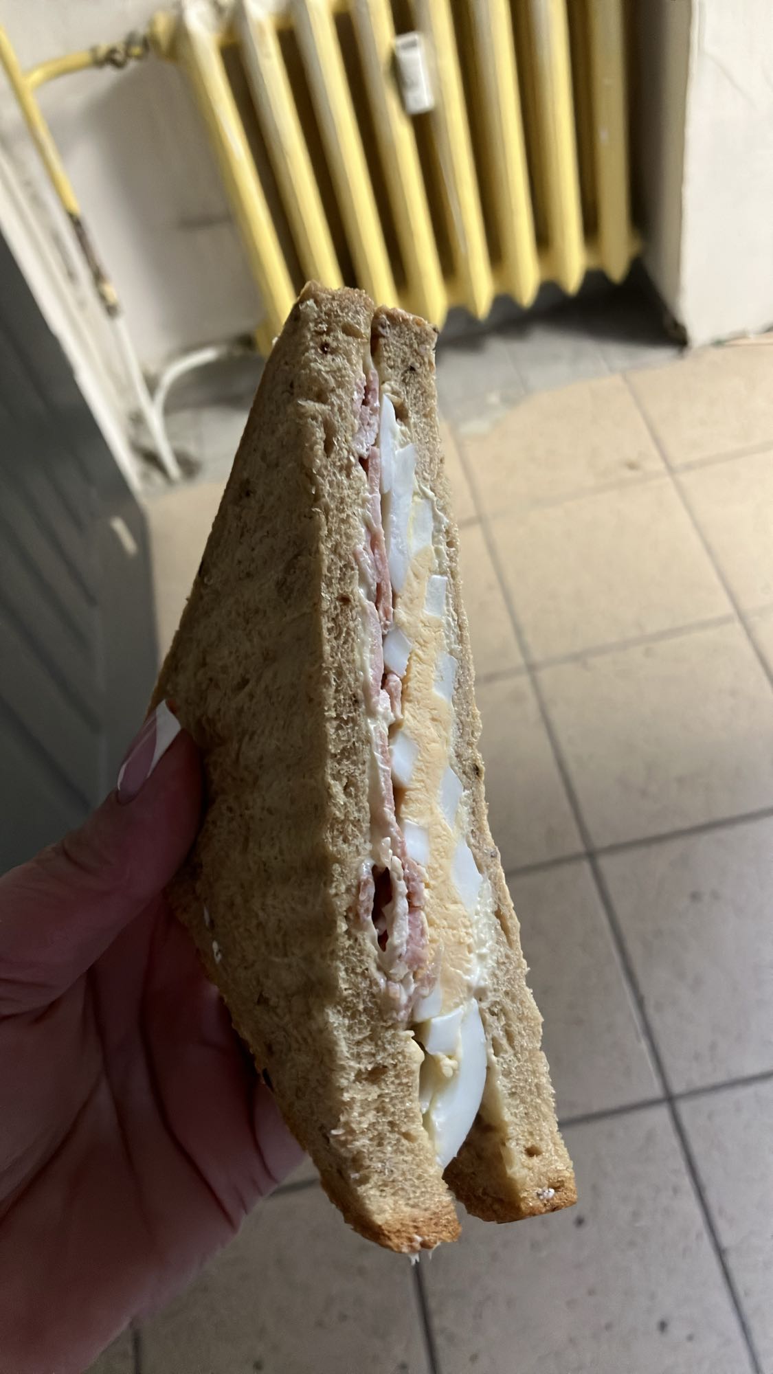 Kanapka z jajkiem i szynką