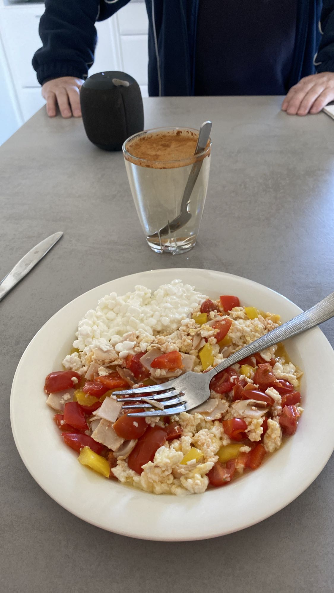 Äggröra med kalkon, tomat, paprika och keso