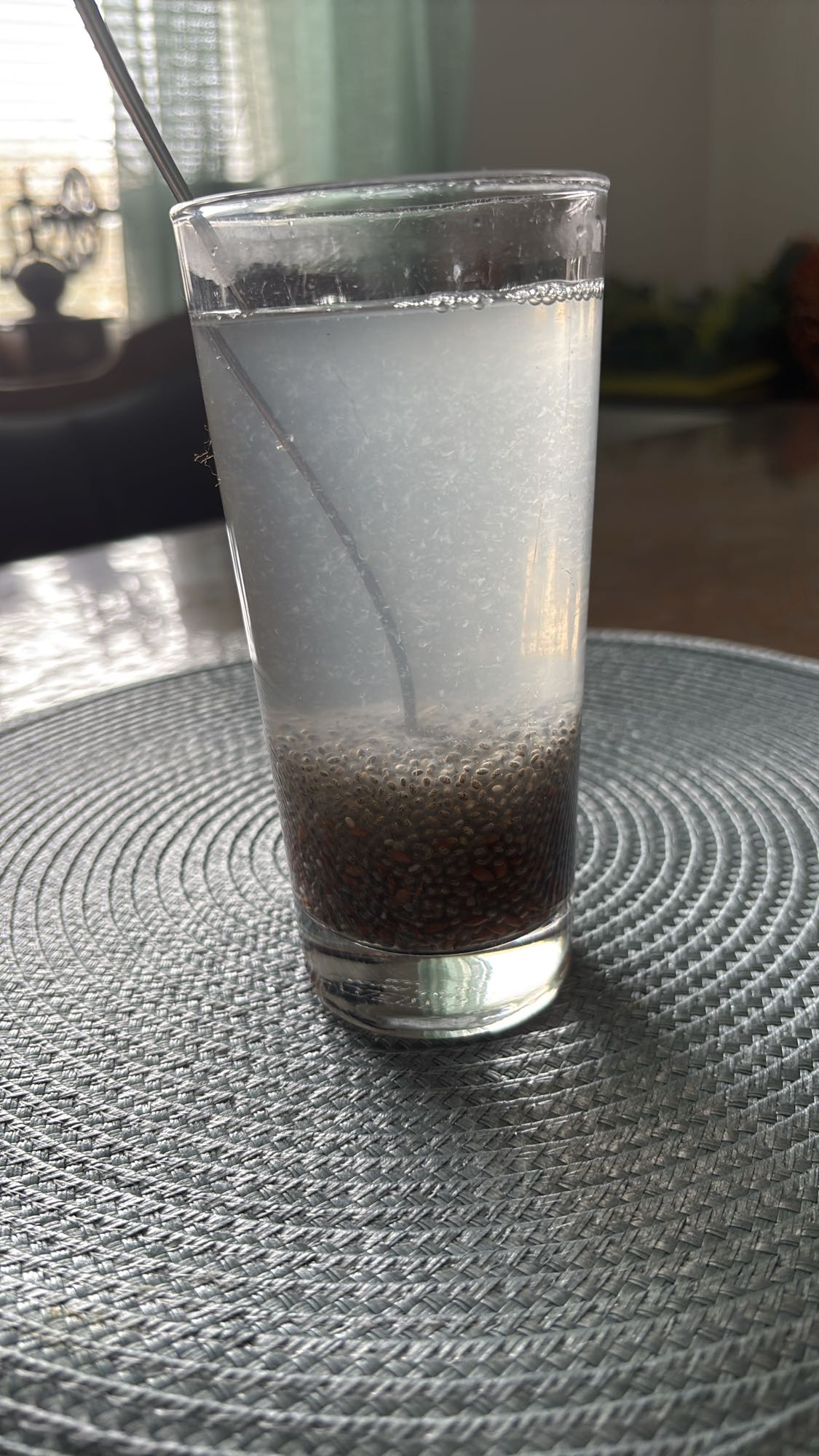 Вода с семенами чиа