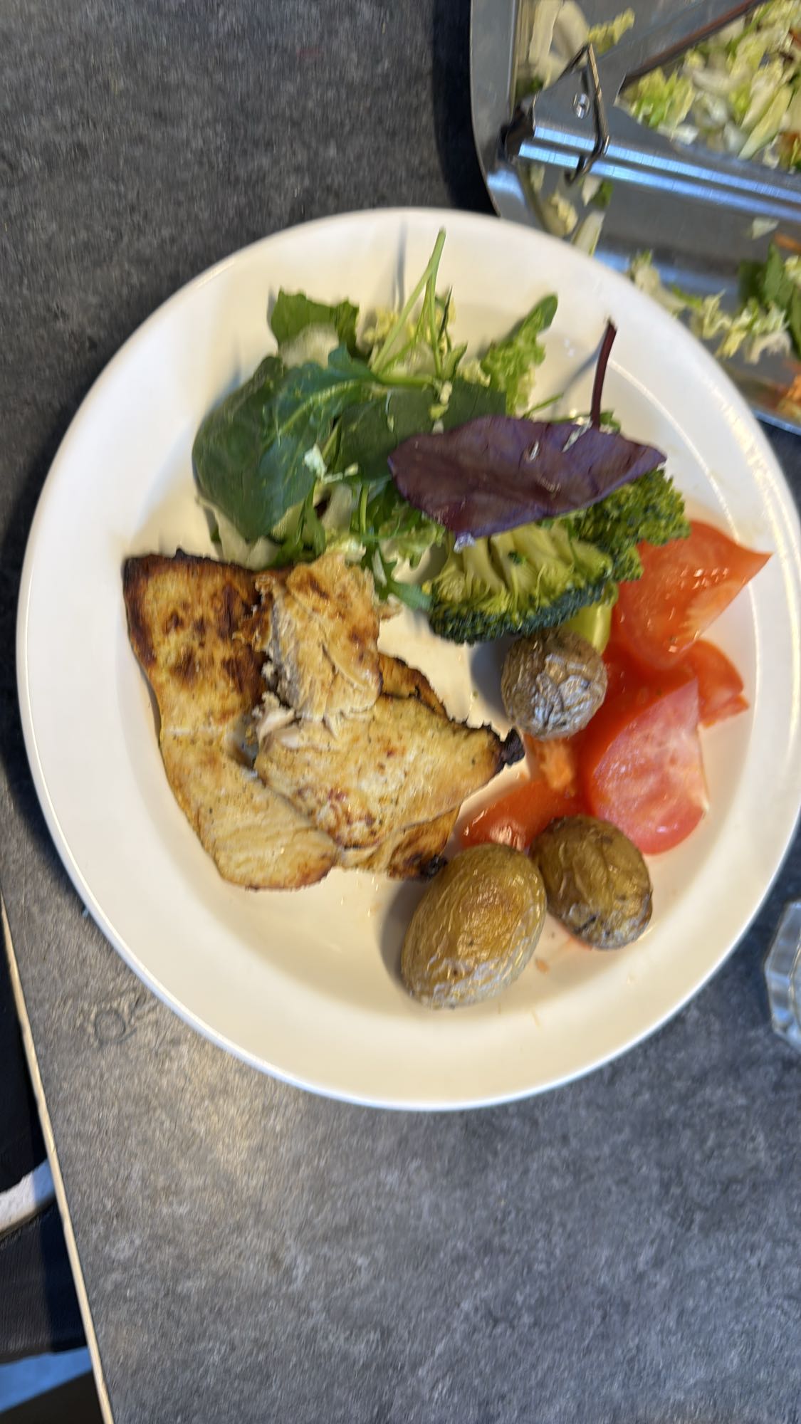 Kyckling med potatis och sallad