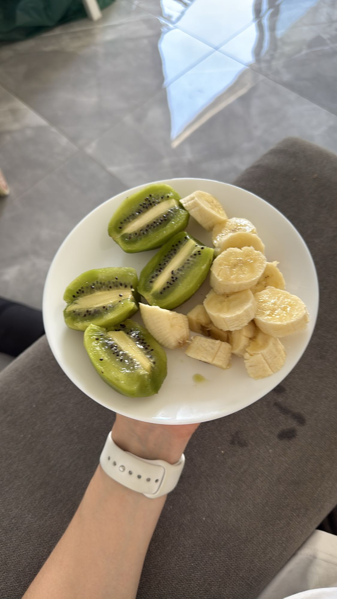 Фрукты на тарелке