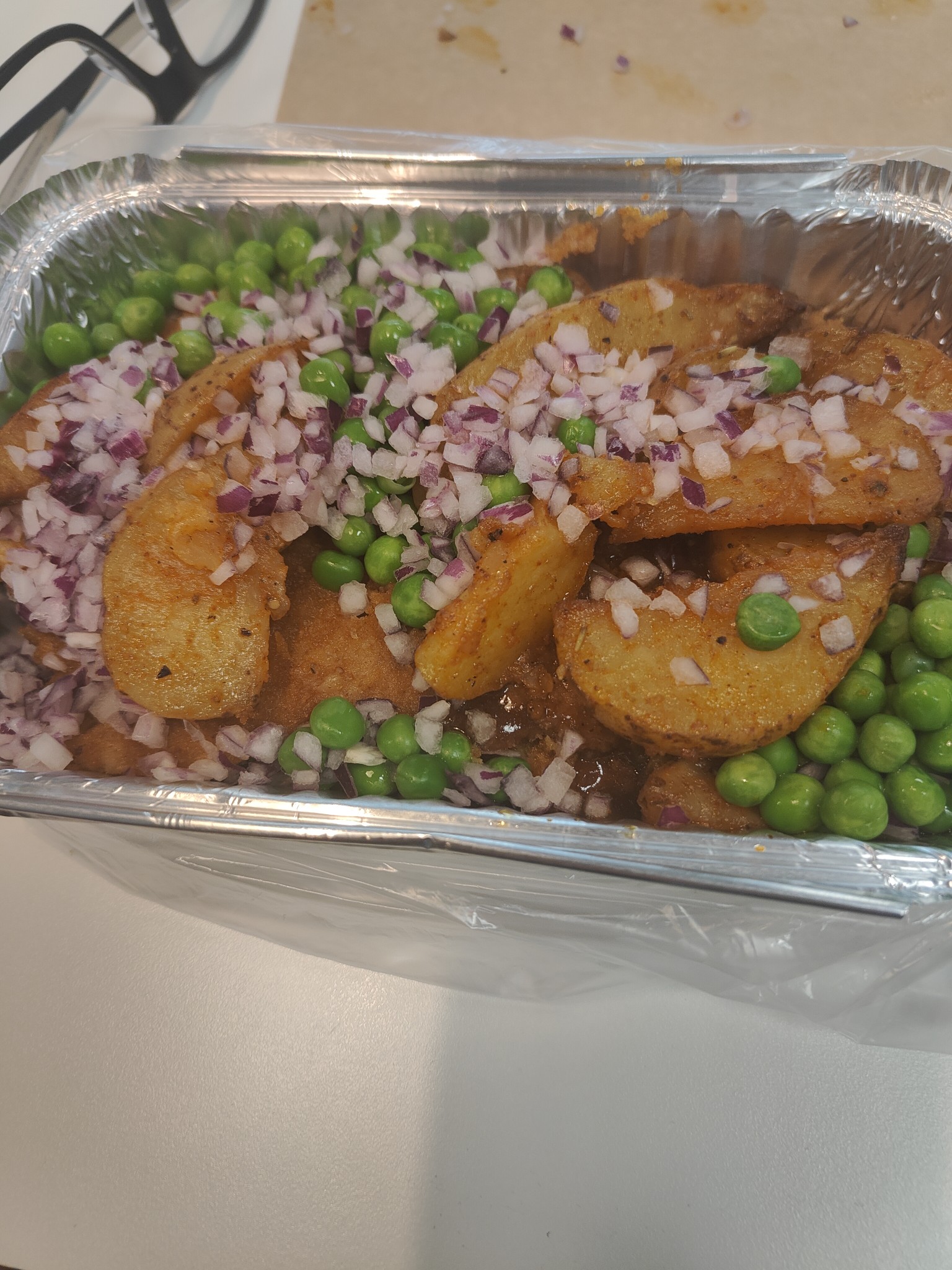 Potato wedges with peas and schnitzel