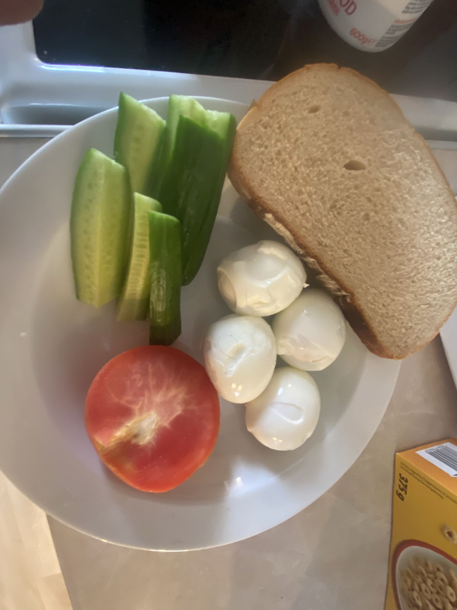 بيض مسلوق وخضار وخبز