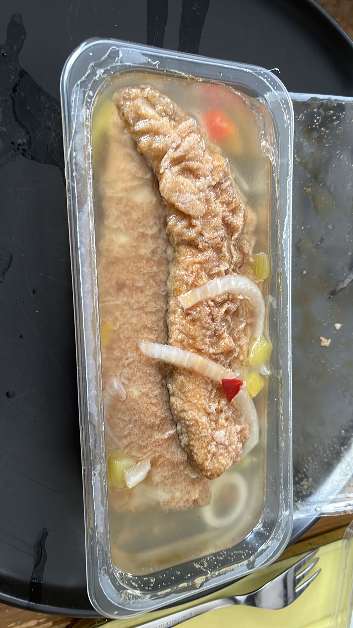 Fritierter Fisch mit Gemüse