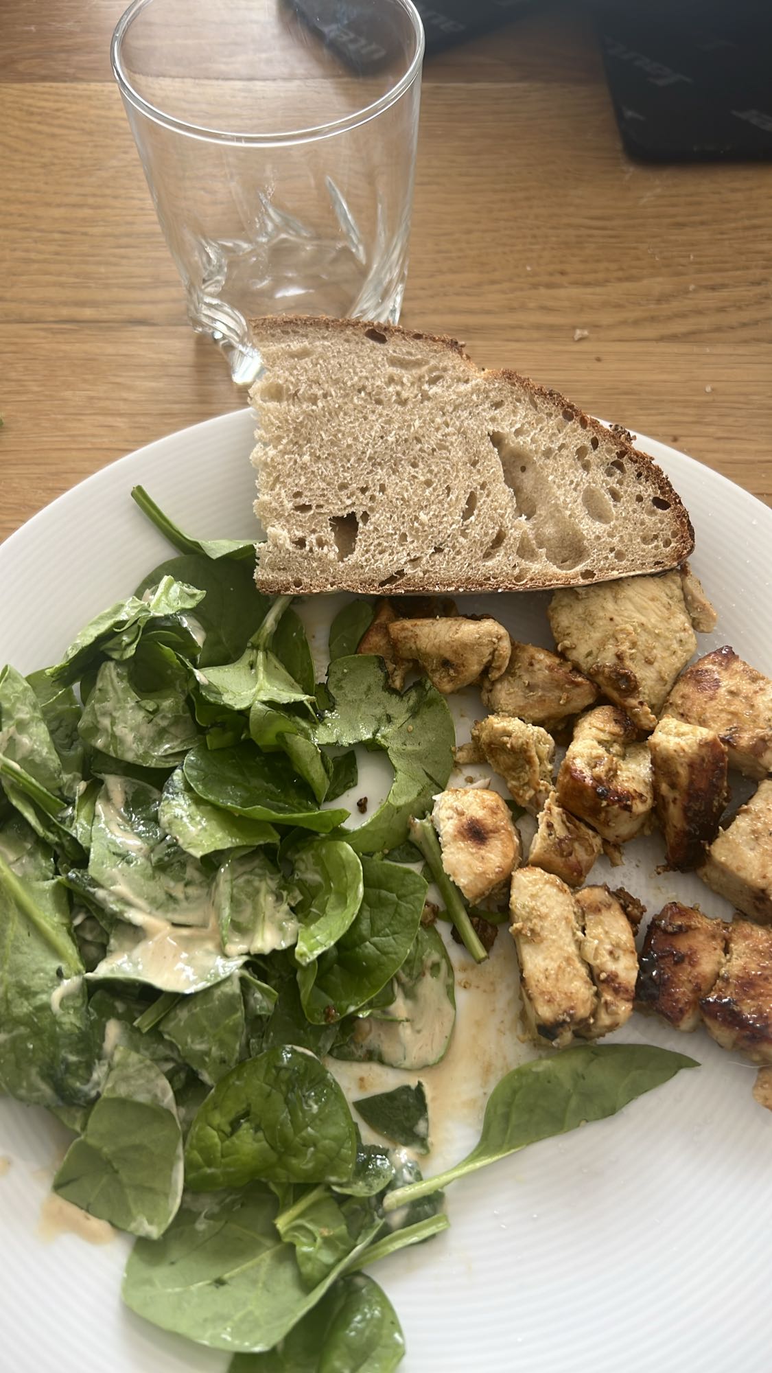 Poulet, salade et pain