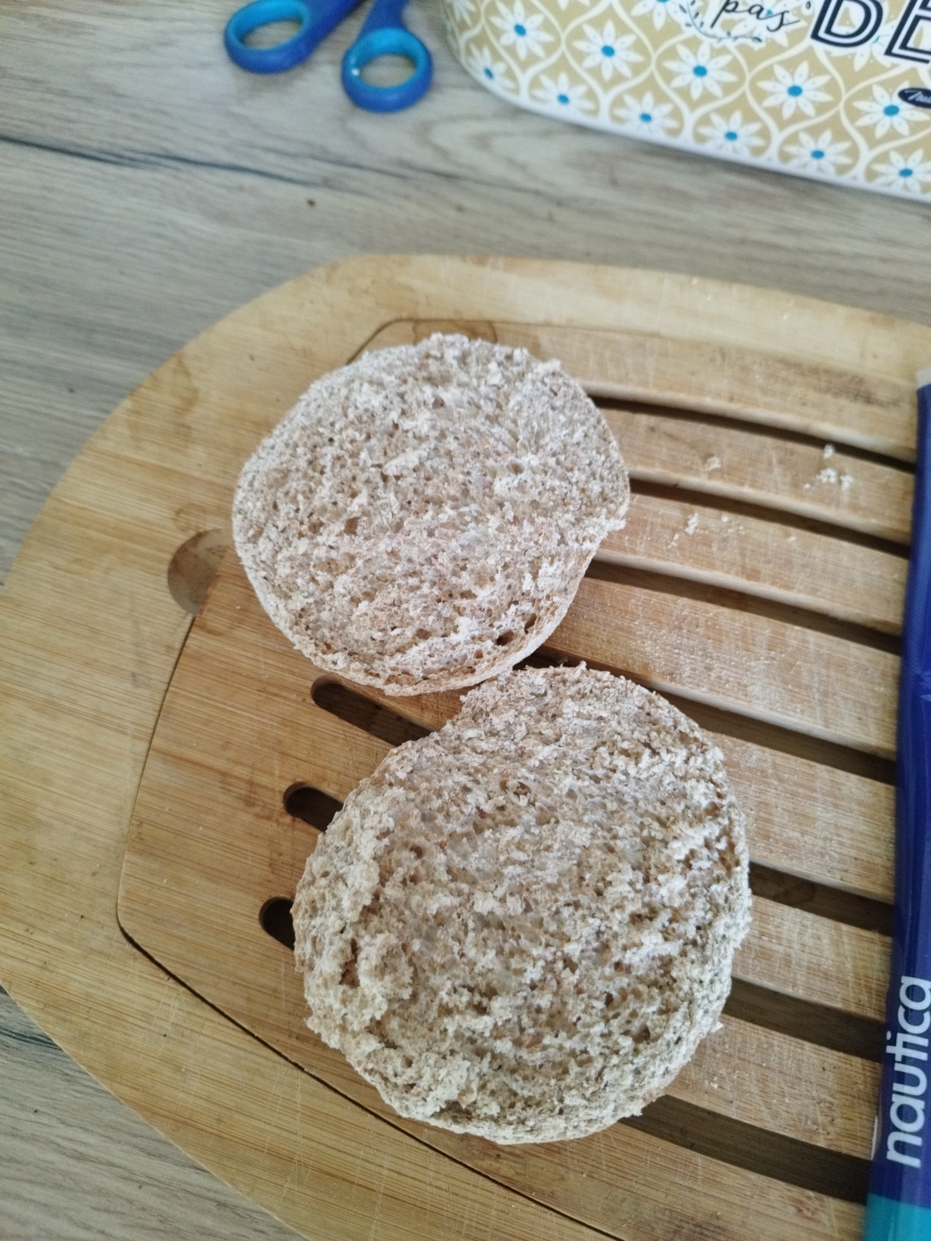 Pain complet tranché avec avocat et saumon fumé