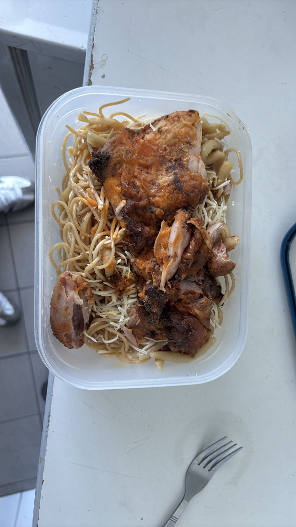 Poulet, pâtes et haricots blancs