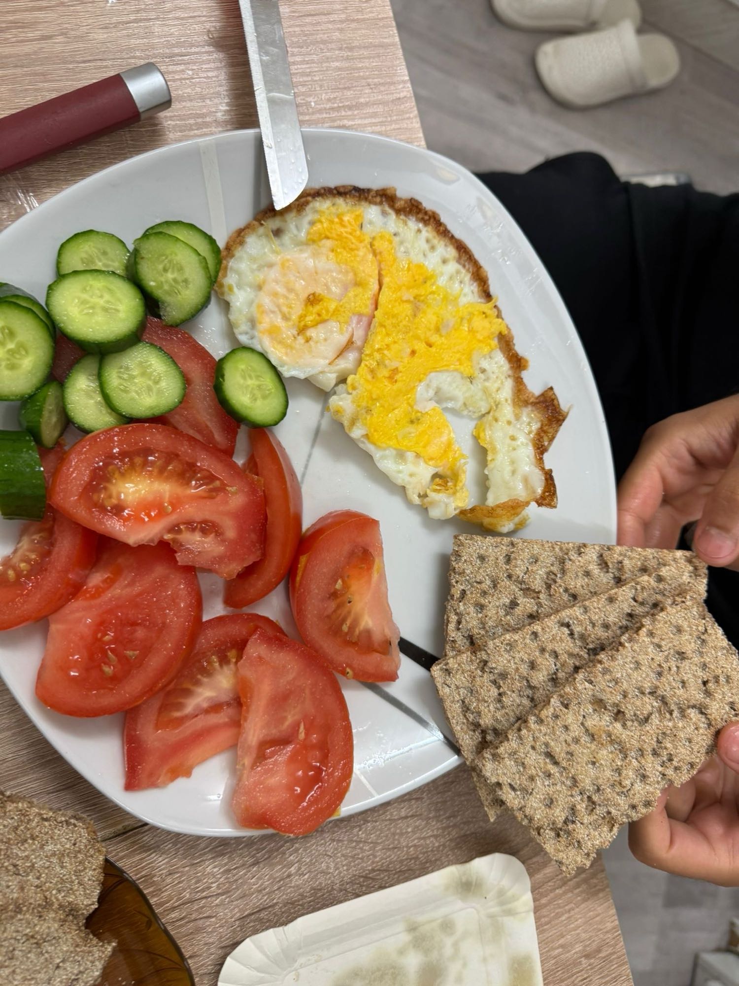 Frühstück mit Ei, Gemüse, Vollkorn Knäckebrot, Pute und Kiri