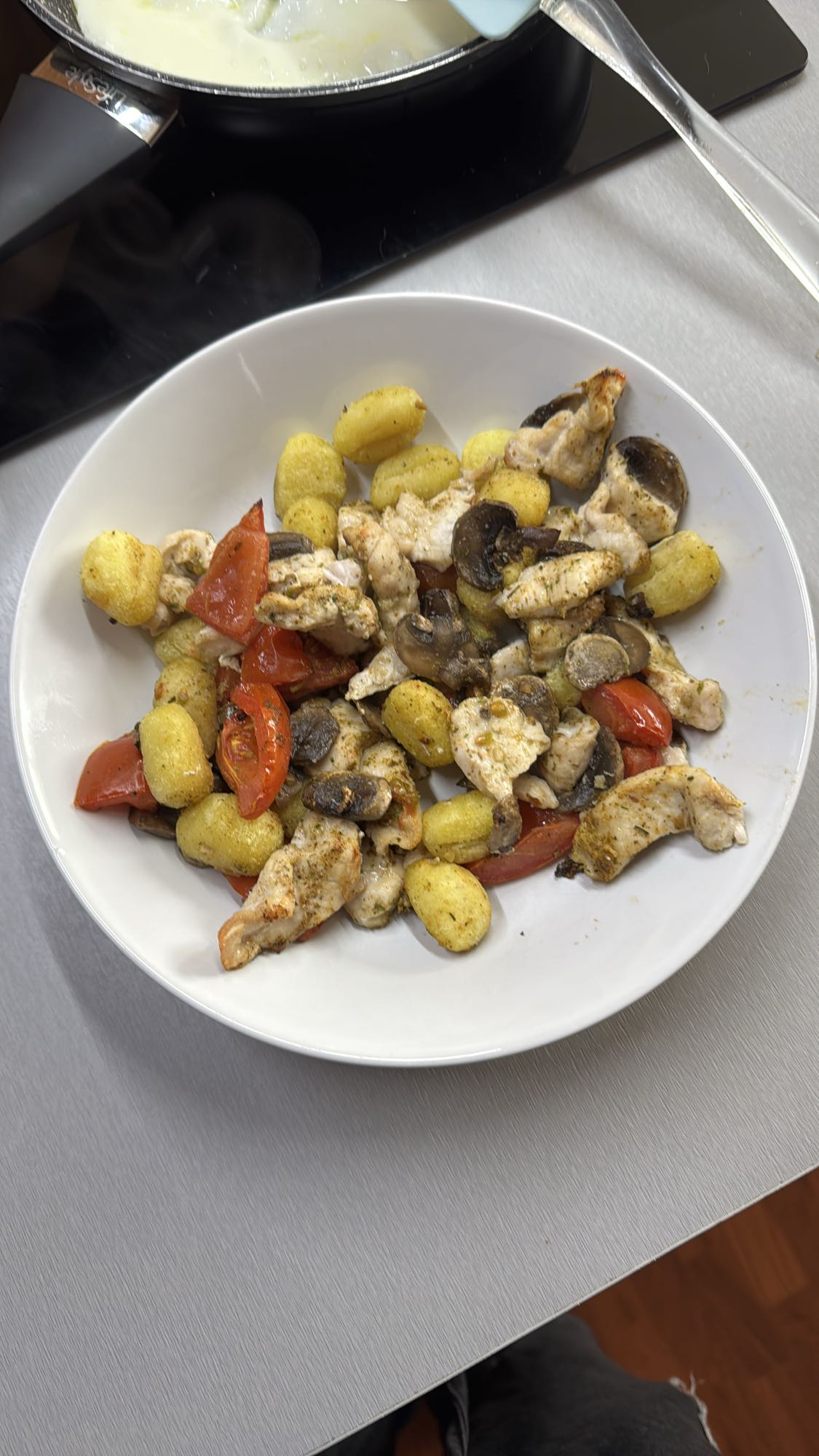 Gnocchi con pollo y verduras