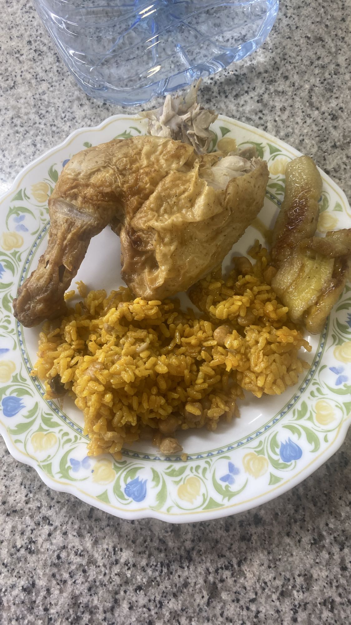 Pollo con arroz y plátano