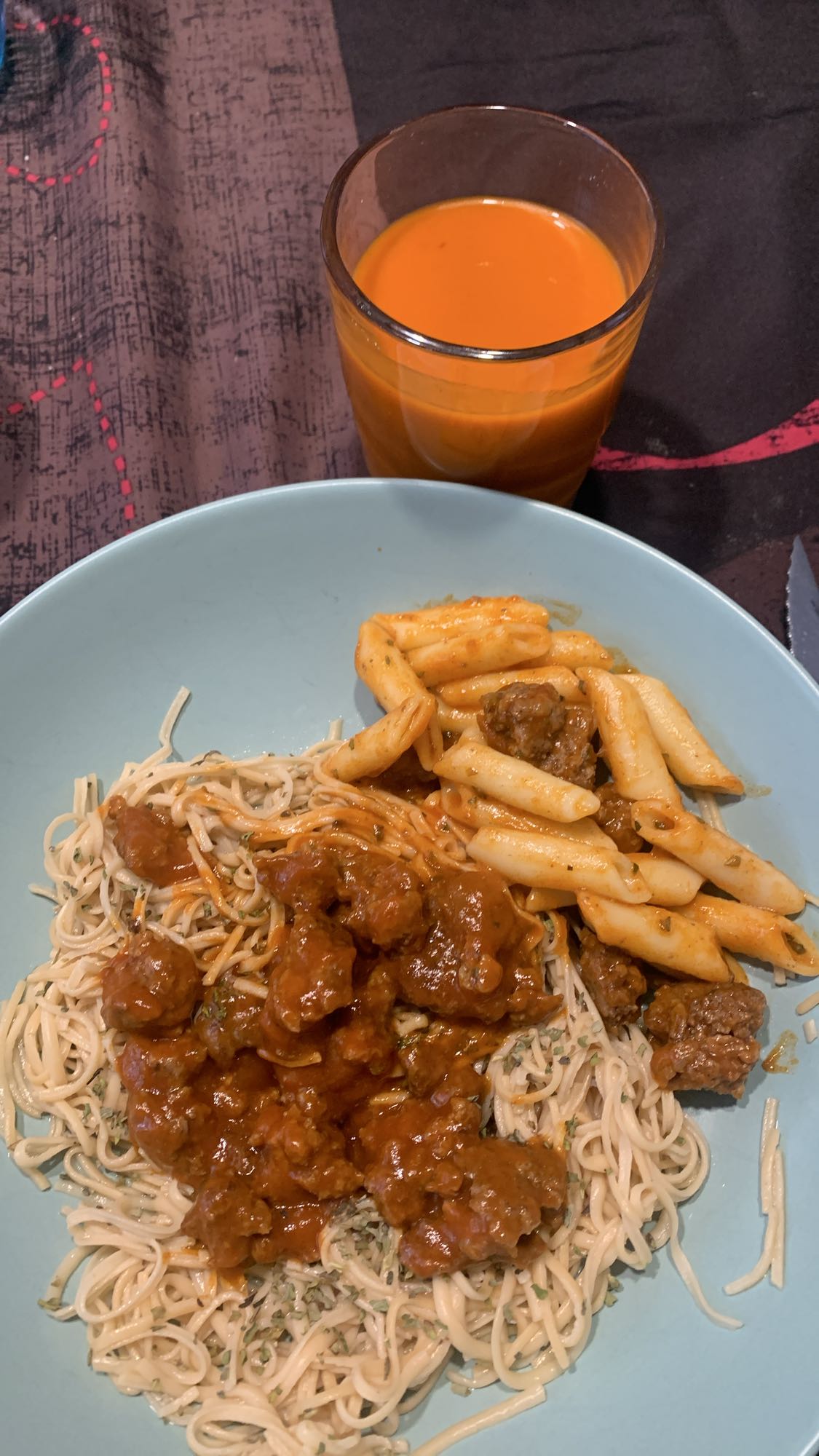 Pasta con carne y jugo