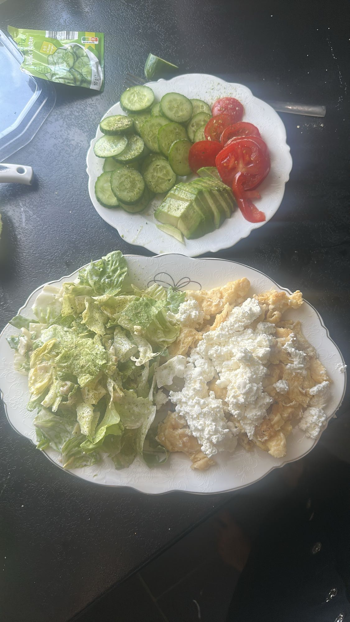 Omelet met salade en groenten