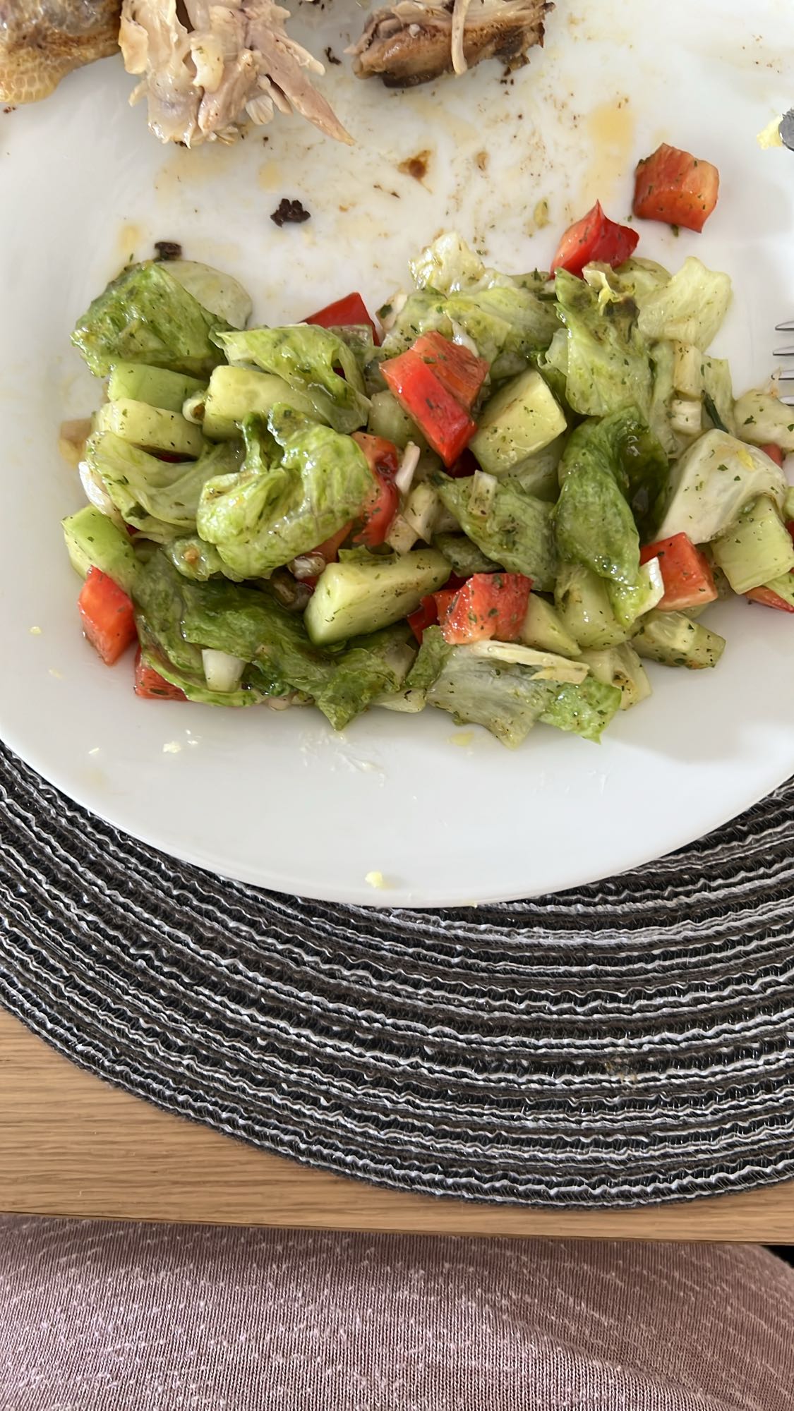 Pollo con ensalada fresca