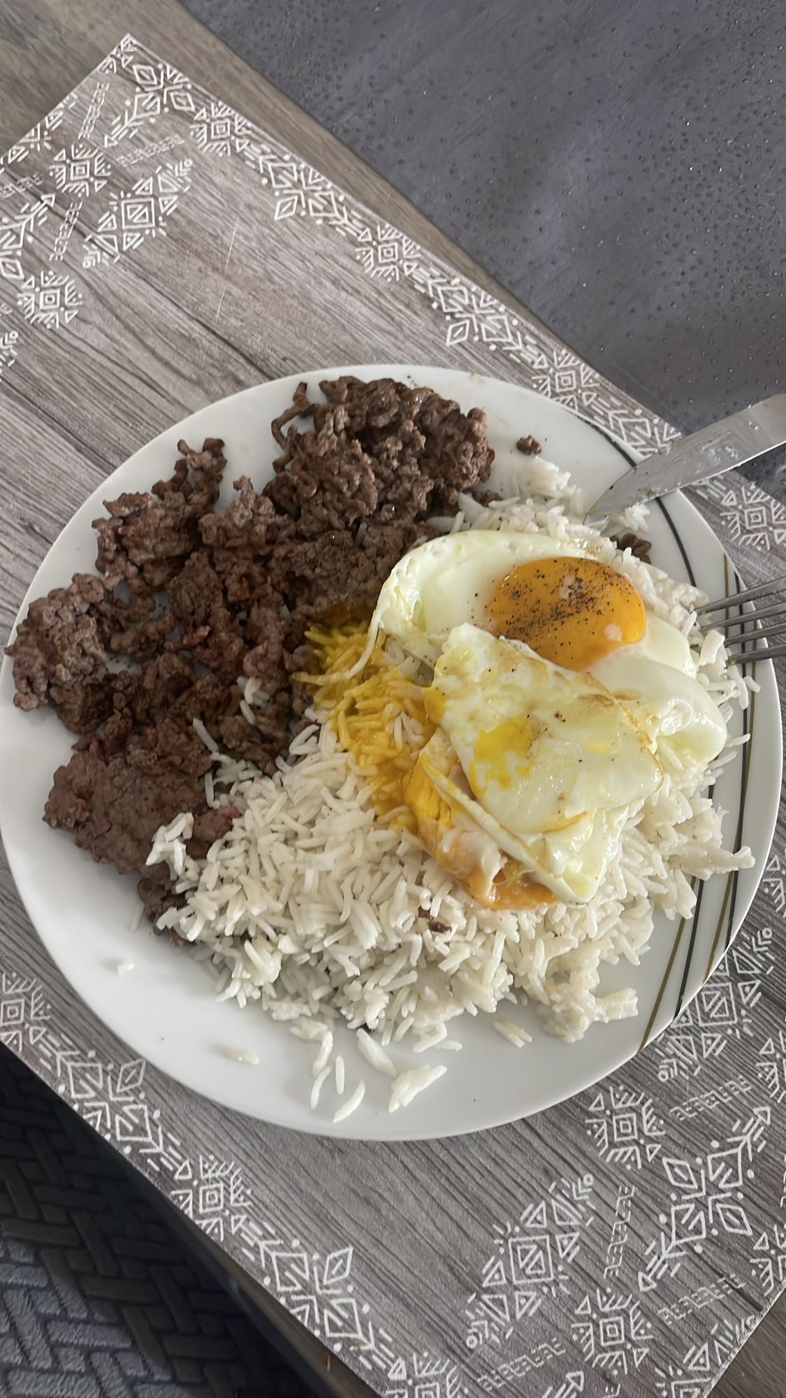 Riz, boeuf haché, œuf