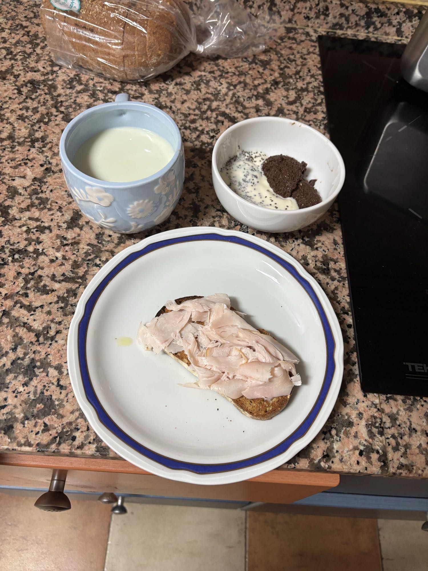 Desayuno con pavo y leche