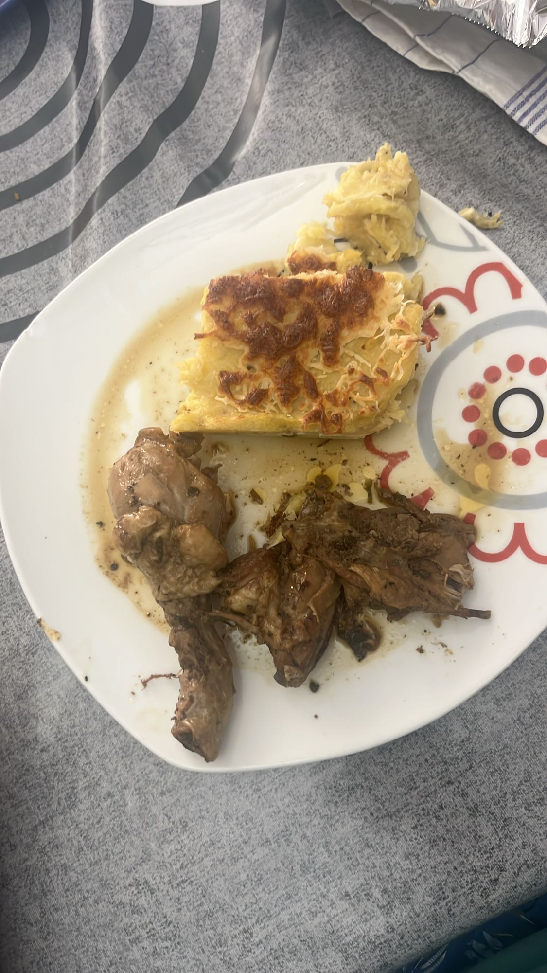 Carne de pollo con puré de plátano gratinado