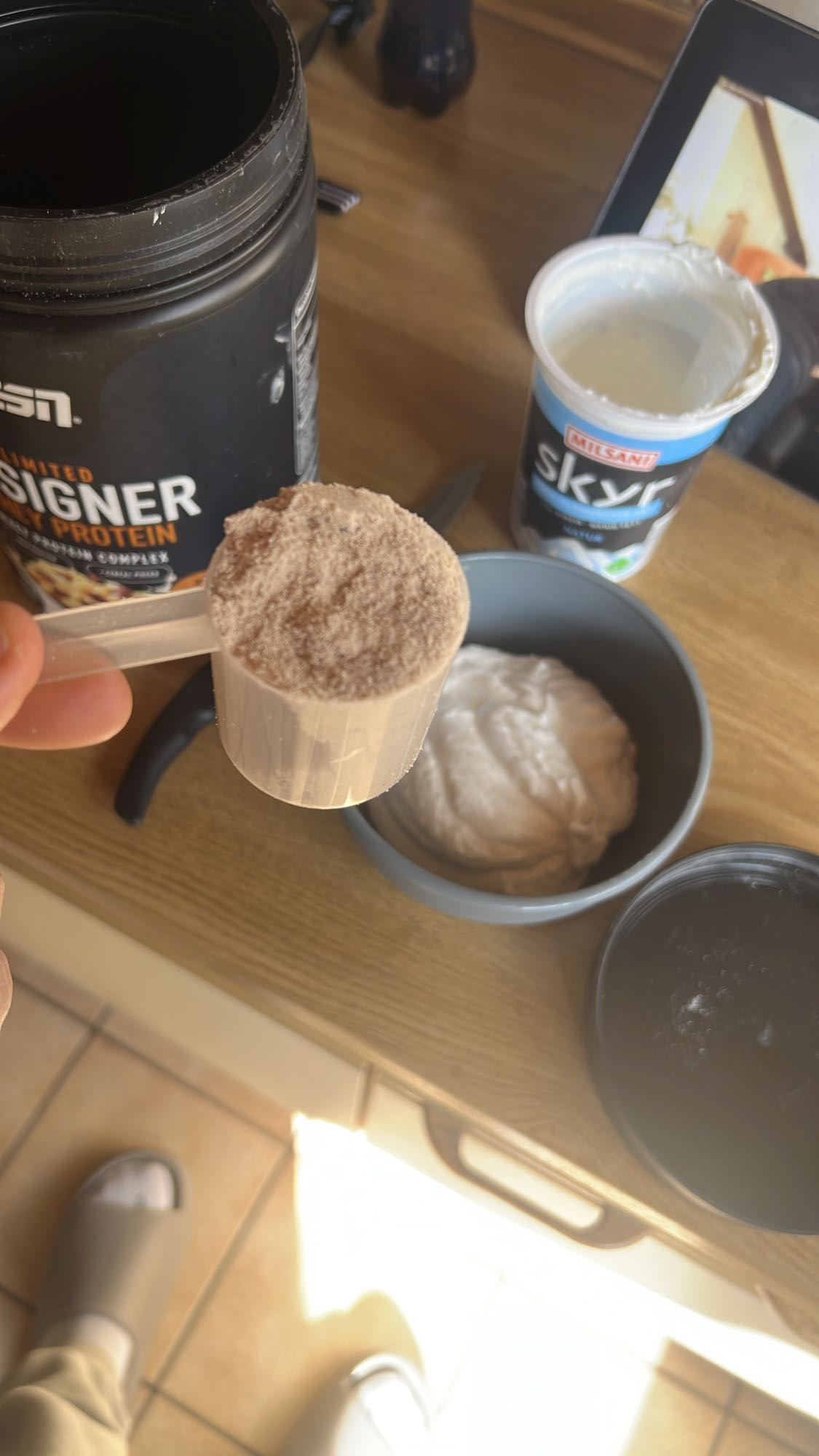 Skyr mit Proteinpulver