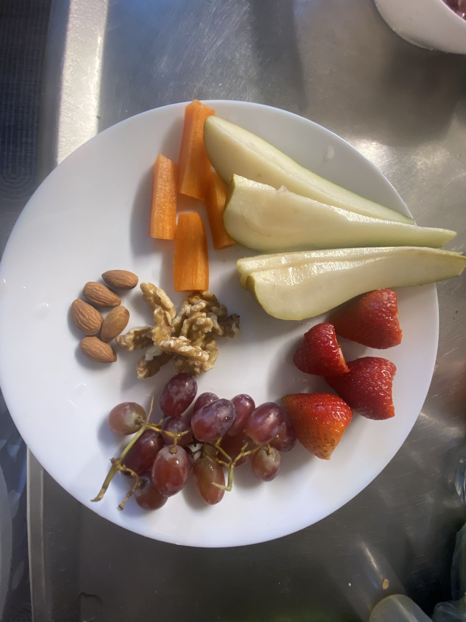 طبق فواكه ومكسرات