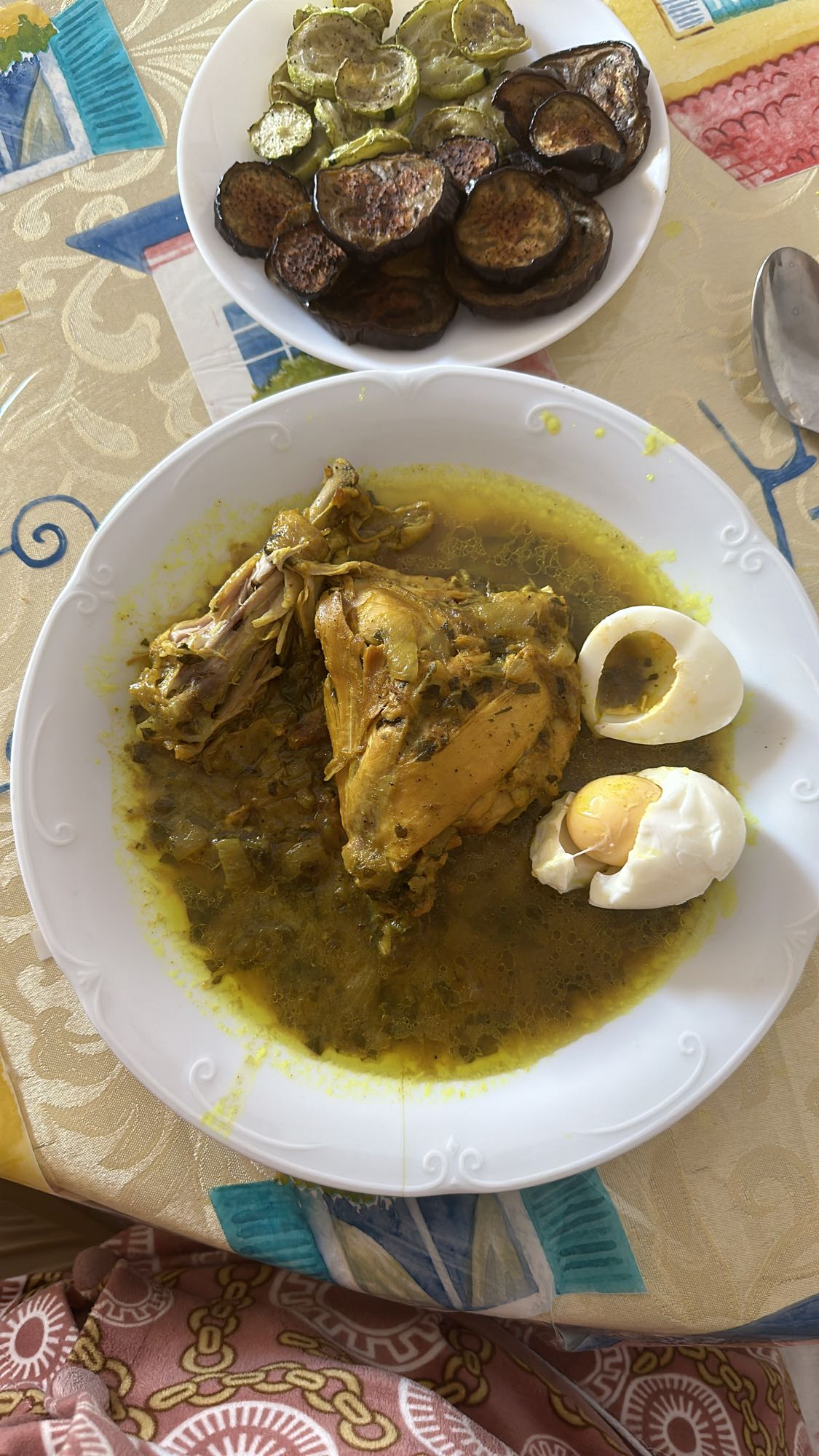 Pollo guisado con huevo y verduras