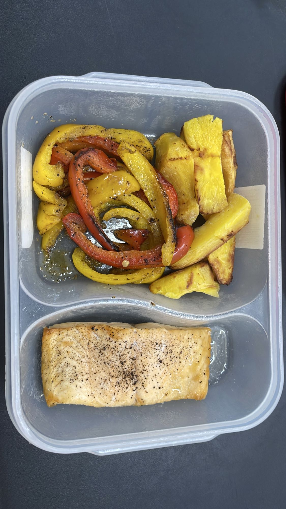 Salmón con apio y pimientos