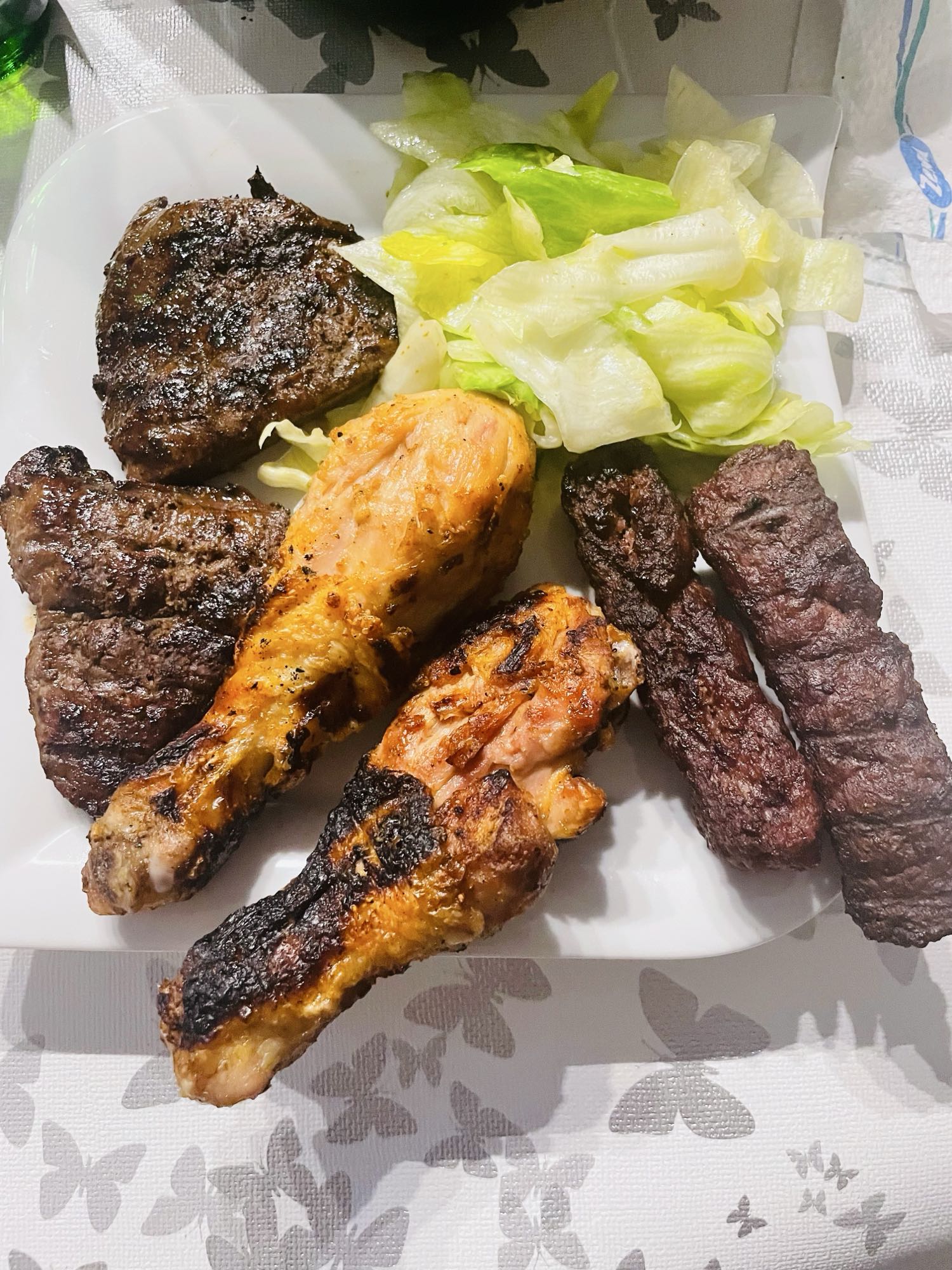 Grillteller mit Salat